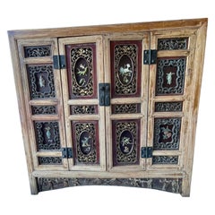Credenza/armadio asiatico rosso-marrone in legno intagliato con pietre dure figurate