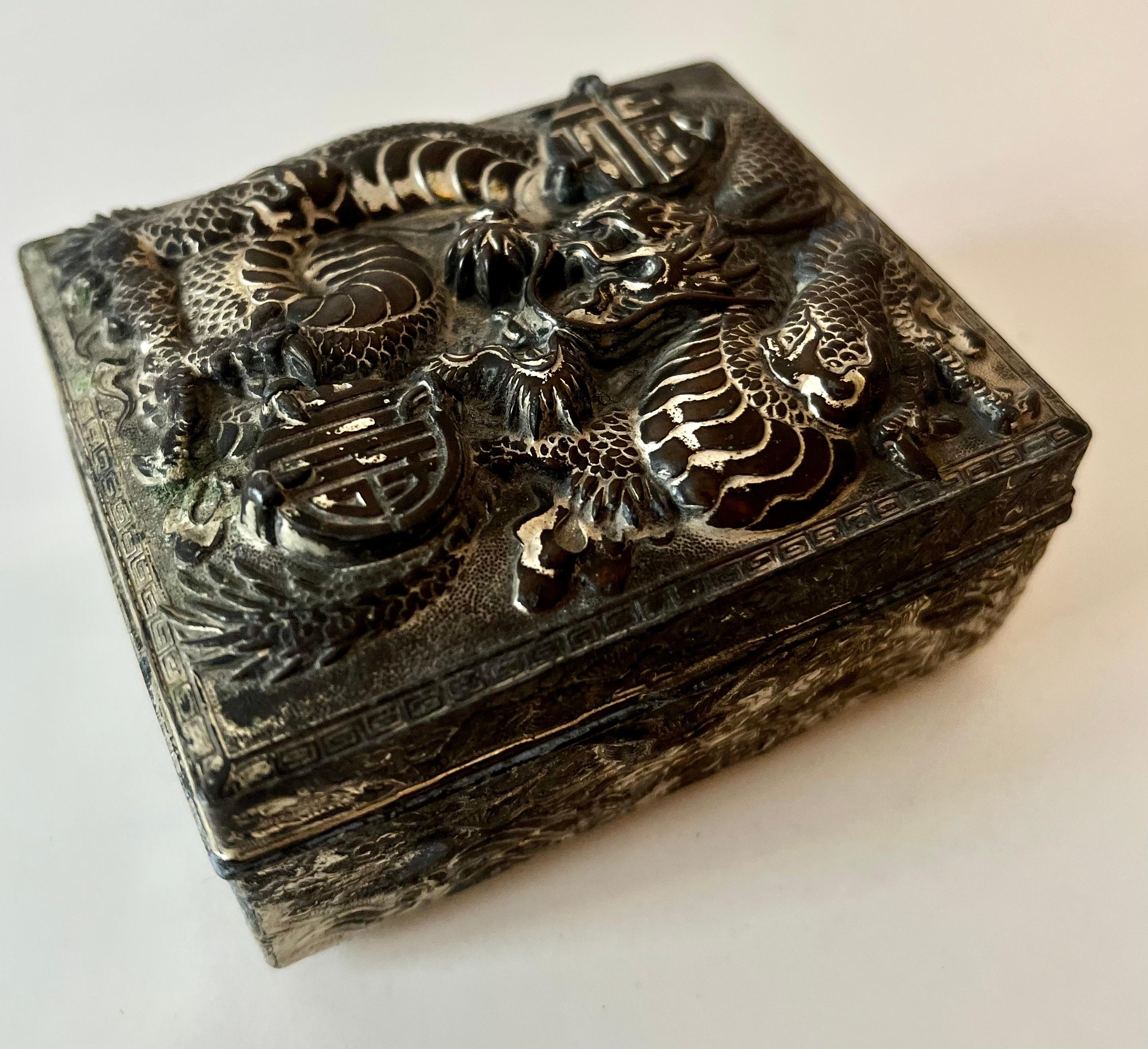 Asiatische Repousse-Schachtel mit Deckel und Holz innen (Silber) im Angebot