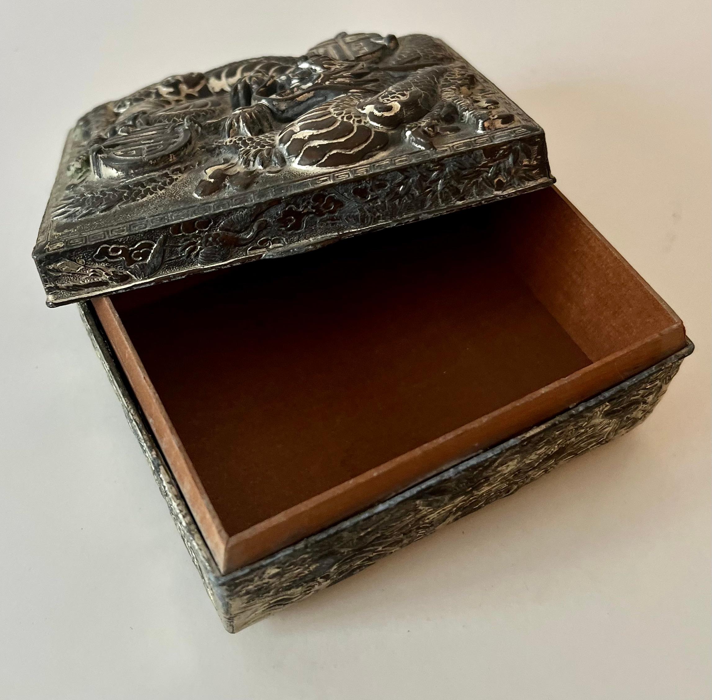 Caja asiática con tapa repujada e interior de madera Silver en venta