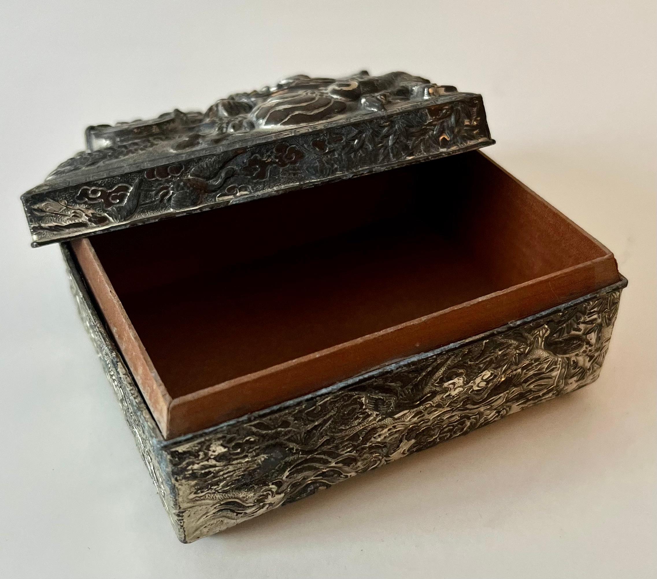 Caja asiática con tapa repujada e interior de madera en venta 1