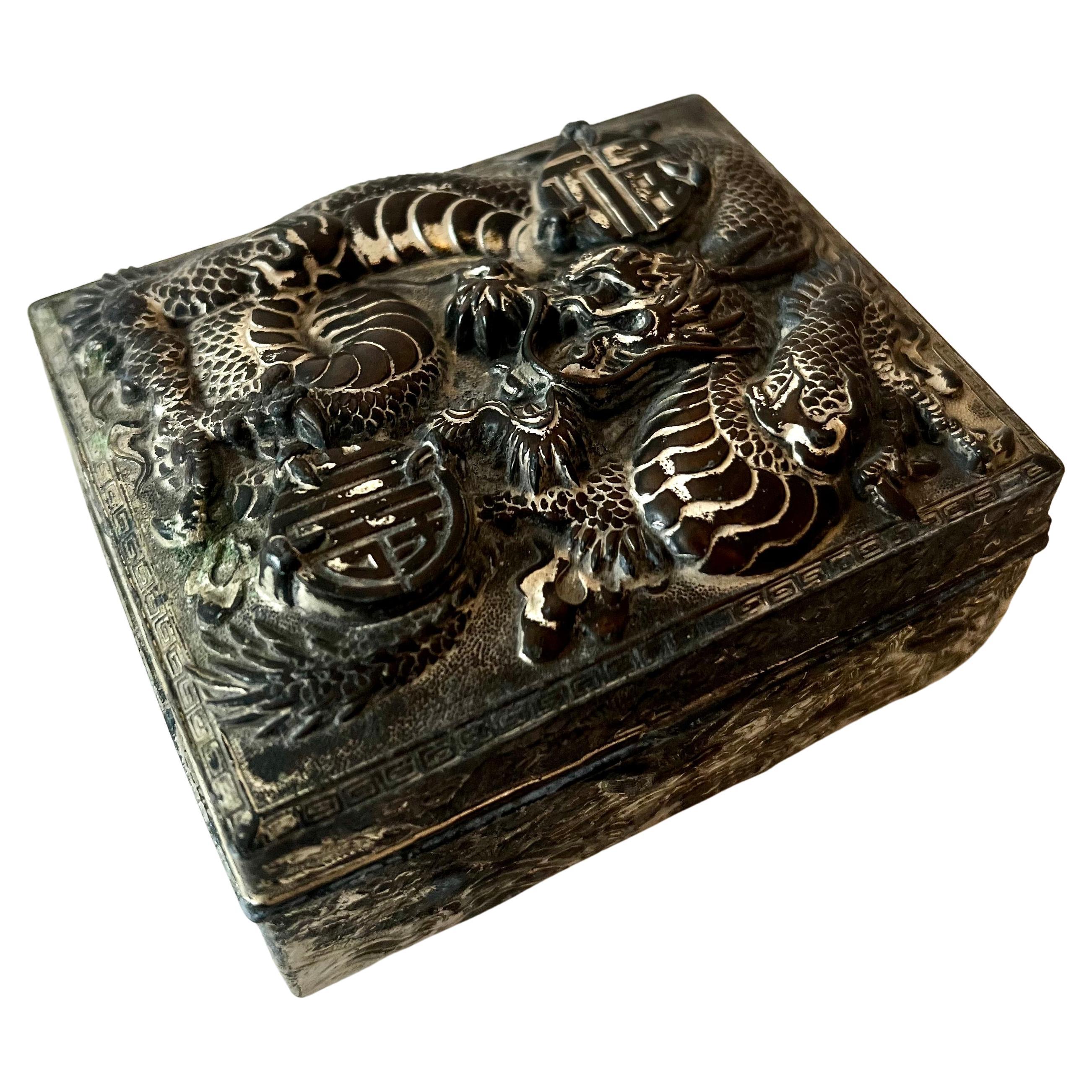 Boîte à couvercle repoussé asiatique avec intérieur en bois