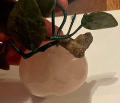 Quarzo rosa asiatico intagliato a forma di prugna/pesca con foglie in pietra dura