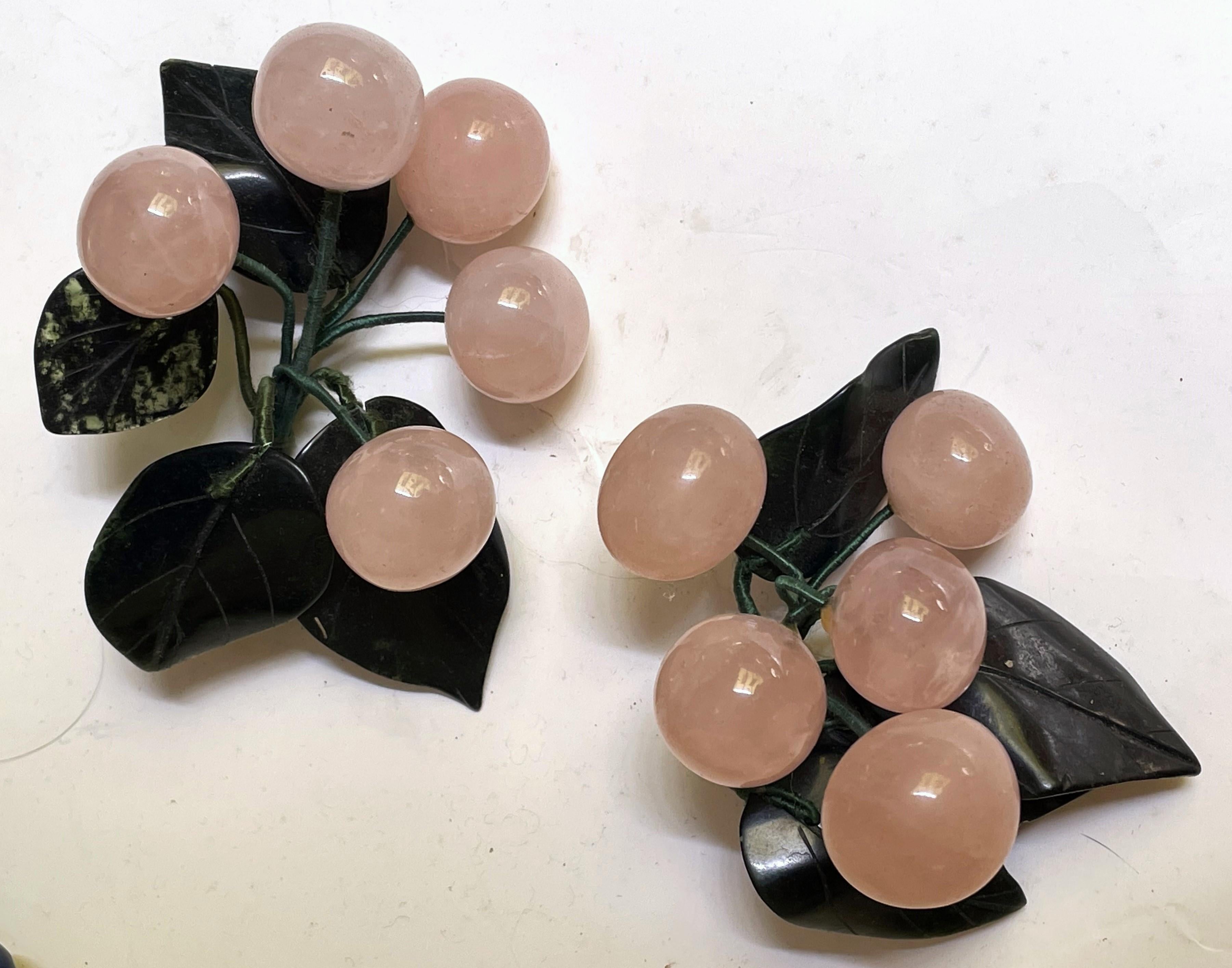 Estos racimos de cerezas son tan bonitos y más difíciles de encontrar que otras frutas. Las cerezas son de cuarzo rosa tallado, las hojas son de jade tallado y los tallos son de alambre flexible envuelto en verde con un tallo central cubierto de