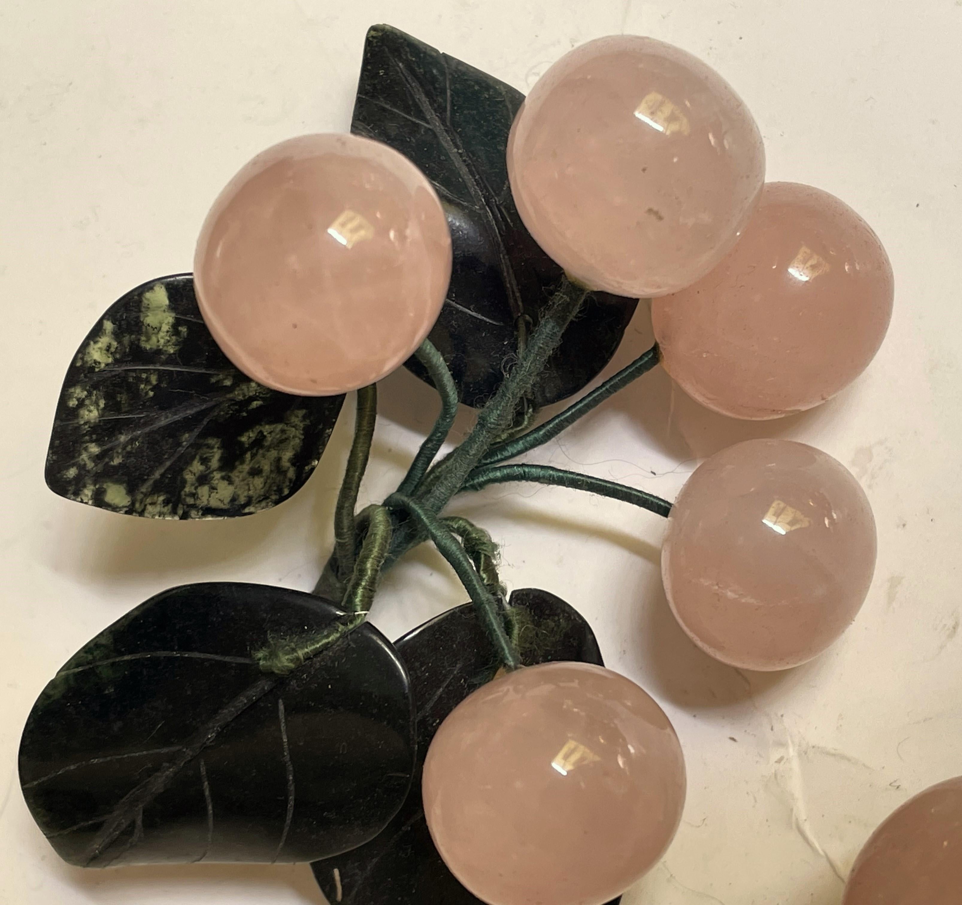 Cuarzo rosa asiático Racimos de cerezas Hojas de jade Fruta de piedra dura Pareja Moderno de mediados de siglo en venta