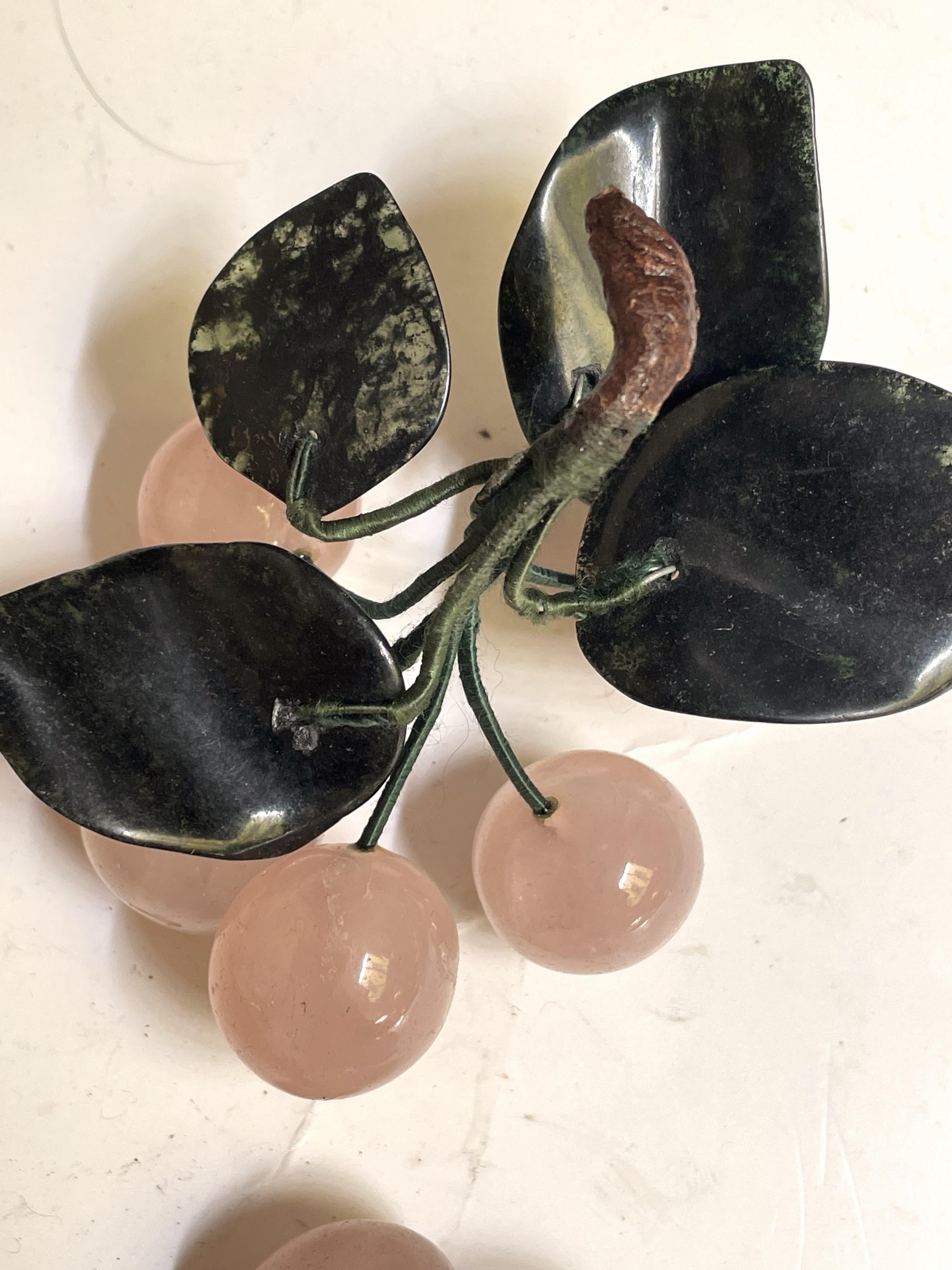 Cuarzo rosa asiático Racimos de cerezas Hojas de jade Fruta de piedra dura Pareja en Bueno estado para la venta en Clifton Forge, VA