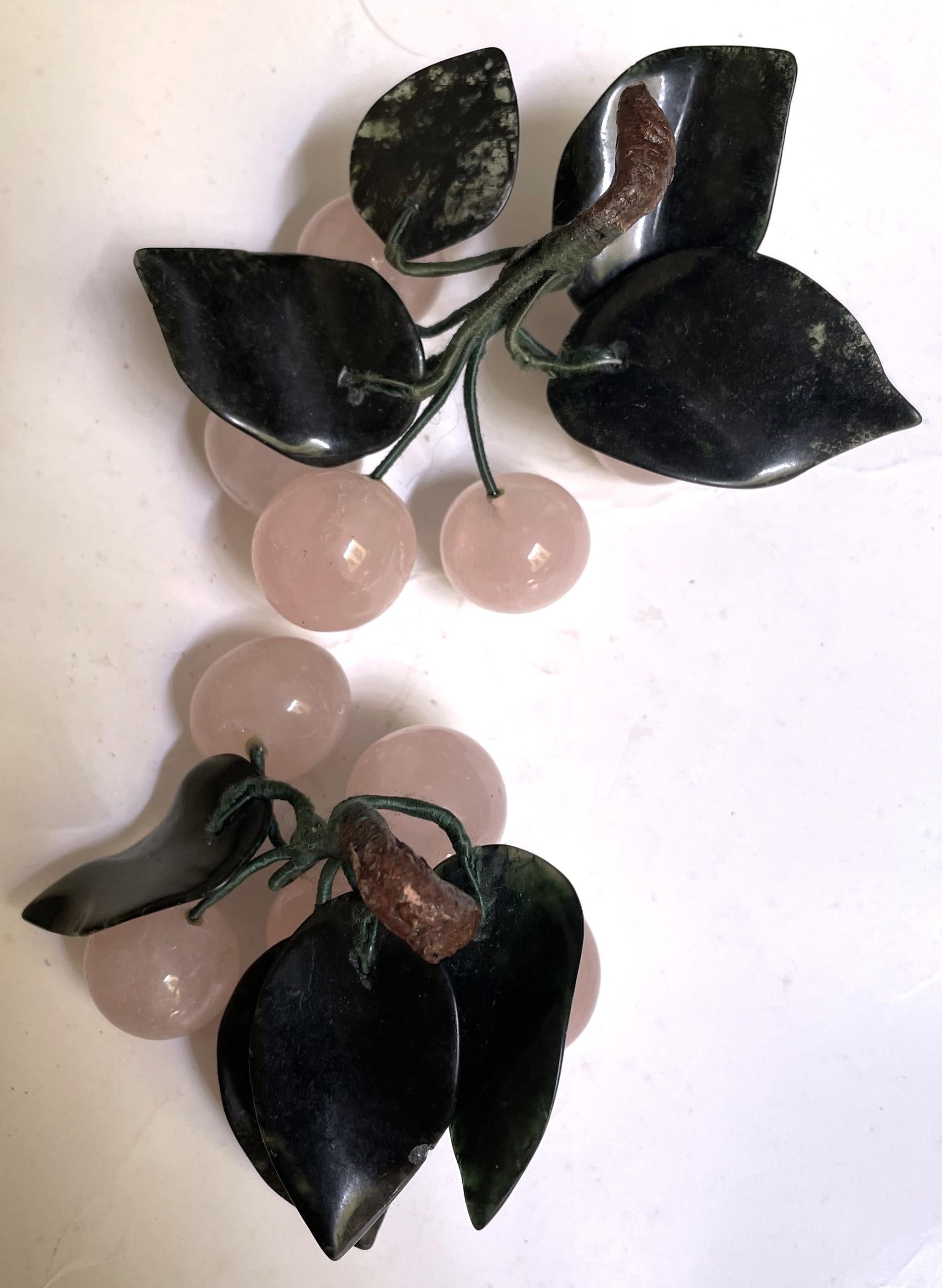 Cuarzo rosa asiático Racimos de cerezas Hojas de jade Fruta de piedra dura Pareja siglo XX en venta