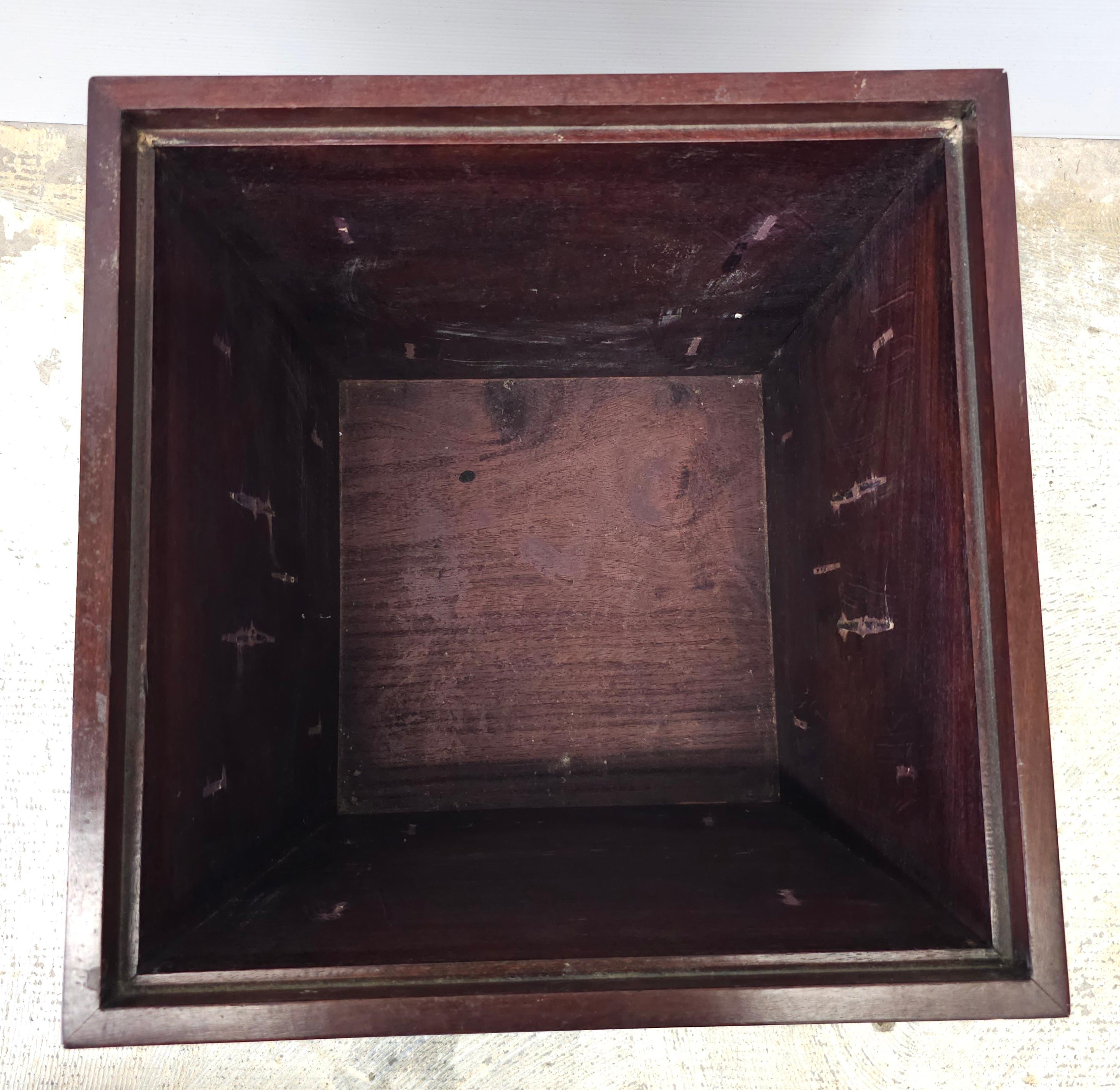 Cubo / Jardinera de Vino Asiático de Palisandro y Latón con Asas de Campaña Militar en venta 4