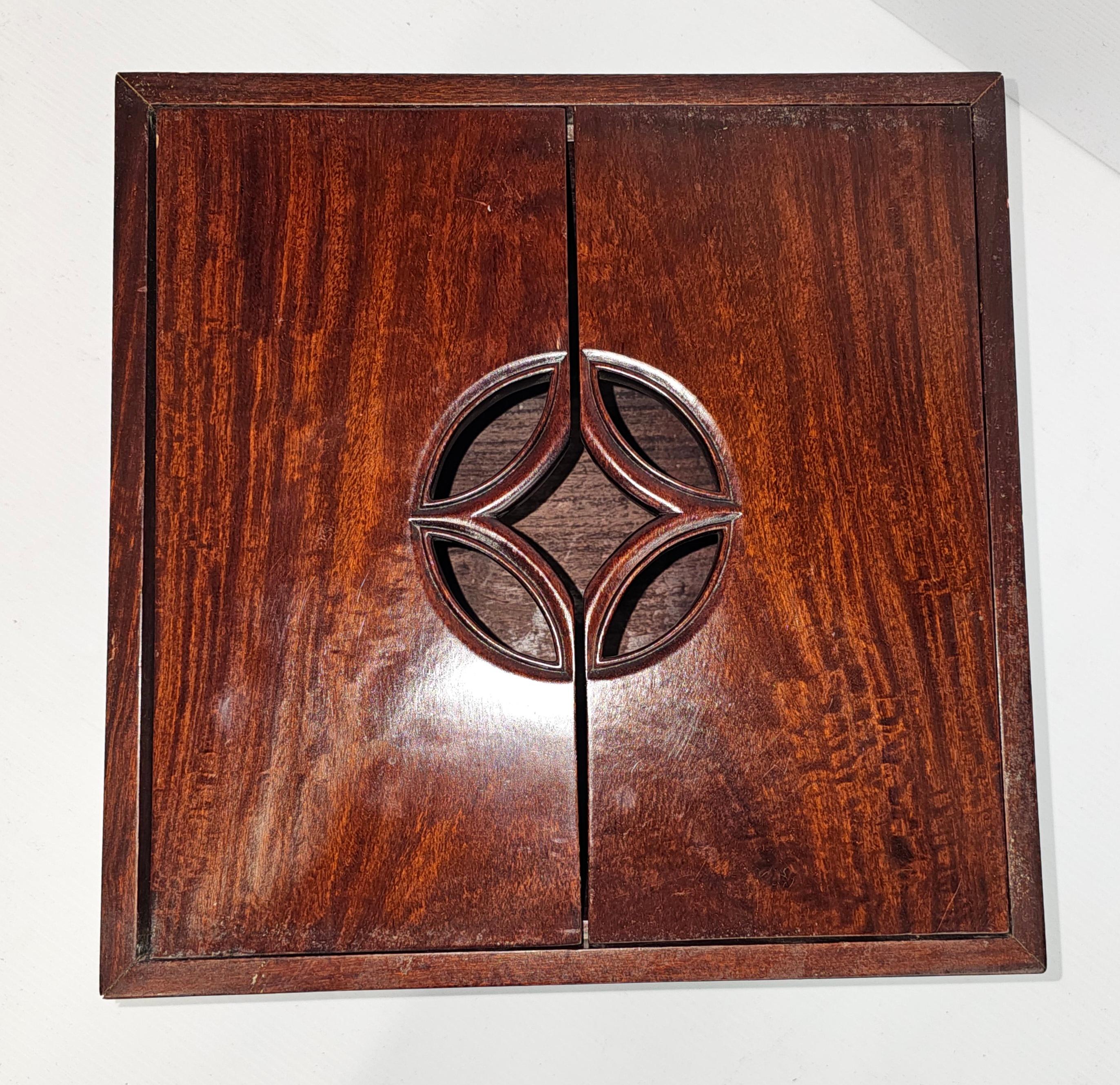 Cubo de vino de mediados de siglo de palisandro duro y latón con asas de campaña militar. 
Está fabricado con palisandro macizo y latón macizo. Las asas están diseñadas para facilitar el transporte, reflejando un estilo de campaña militar.