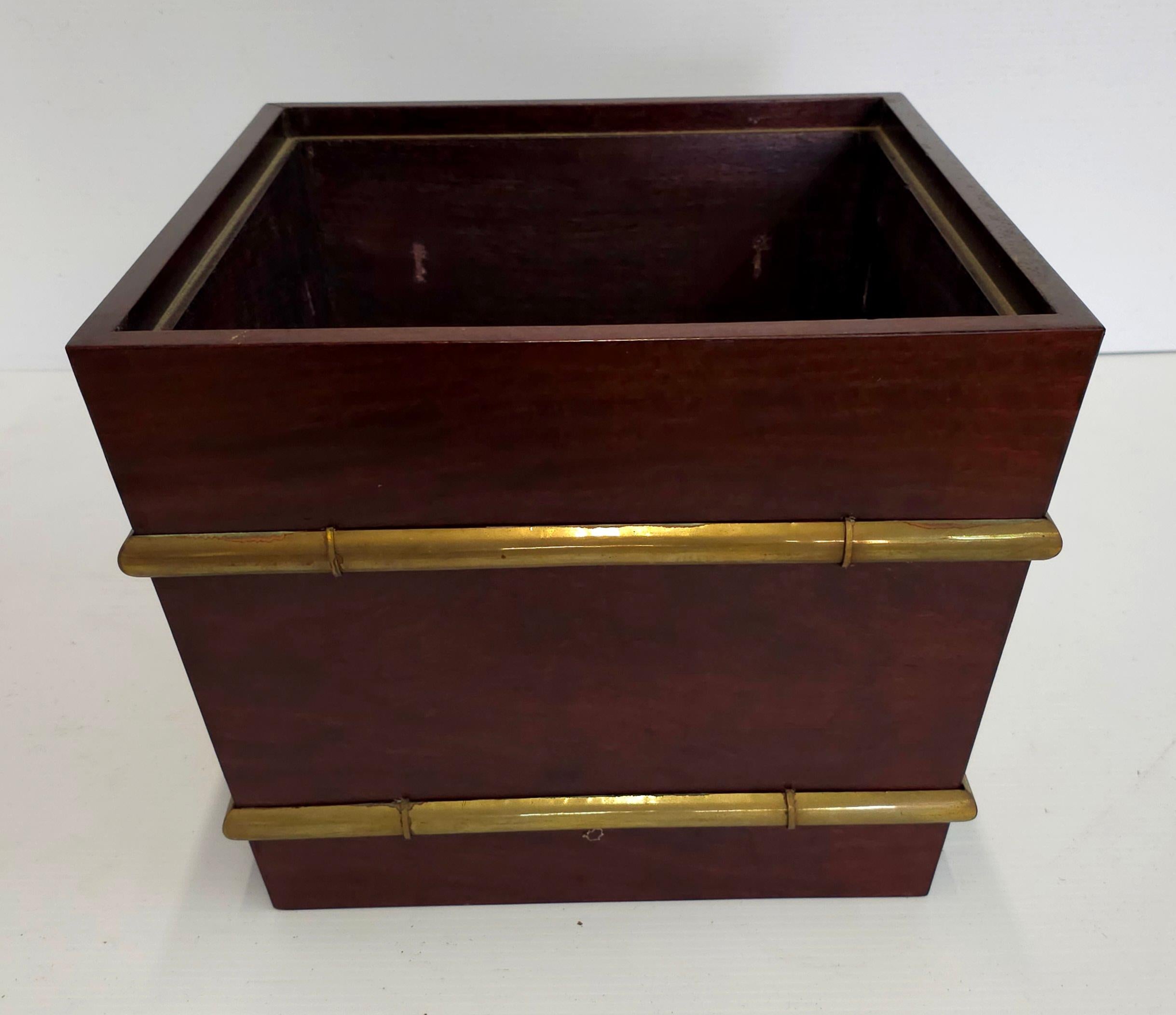 Cubo / Jardinera de Vino Asiático de Palisandro y Latón con Asas de Campaña Militar siglo XX en venta