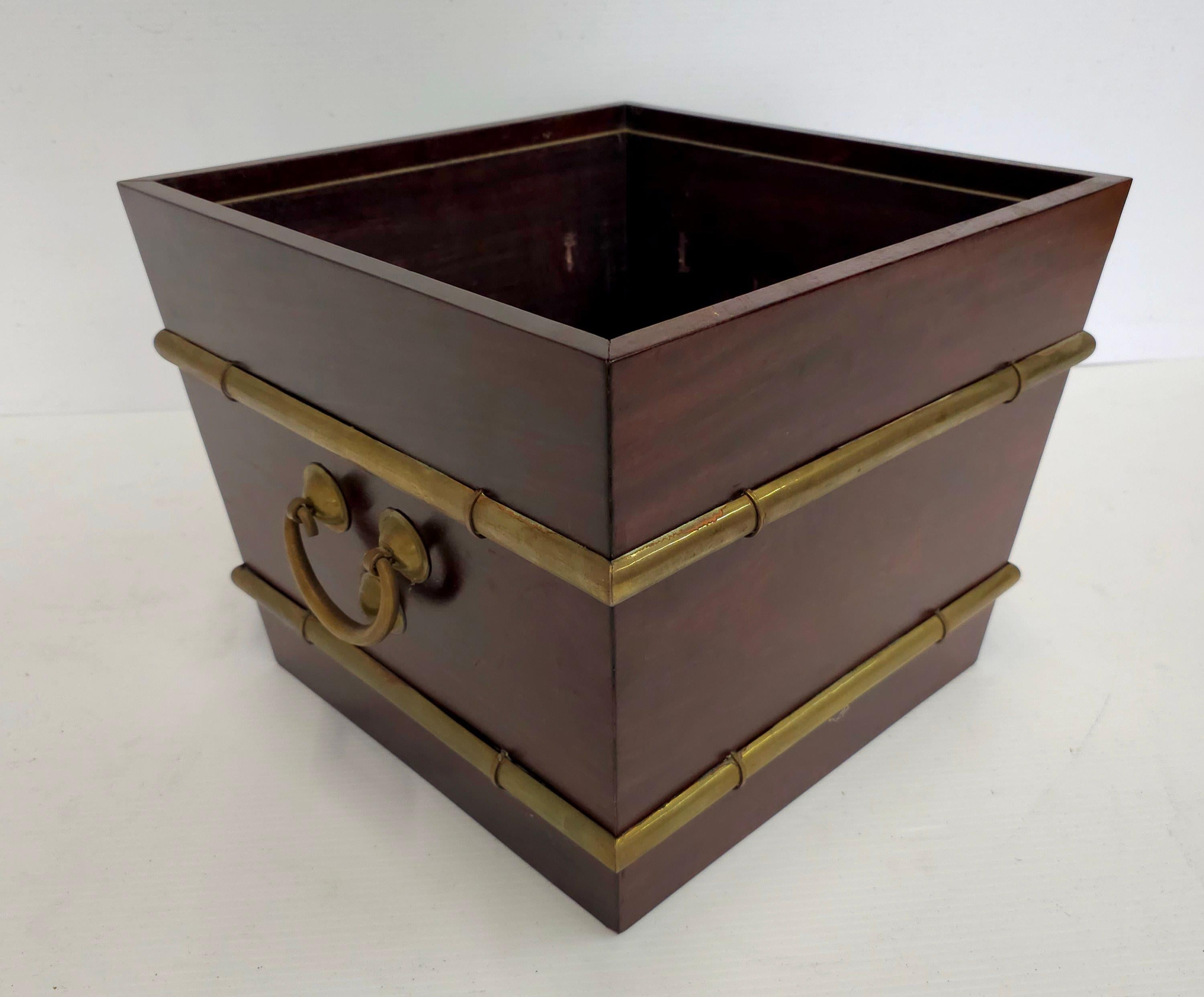 Cubo / Jardinera de Vino Asiático de Palisandro y Latón con Asas de Campaña Militar en venta 1