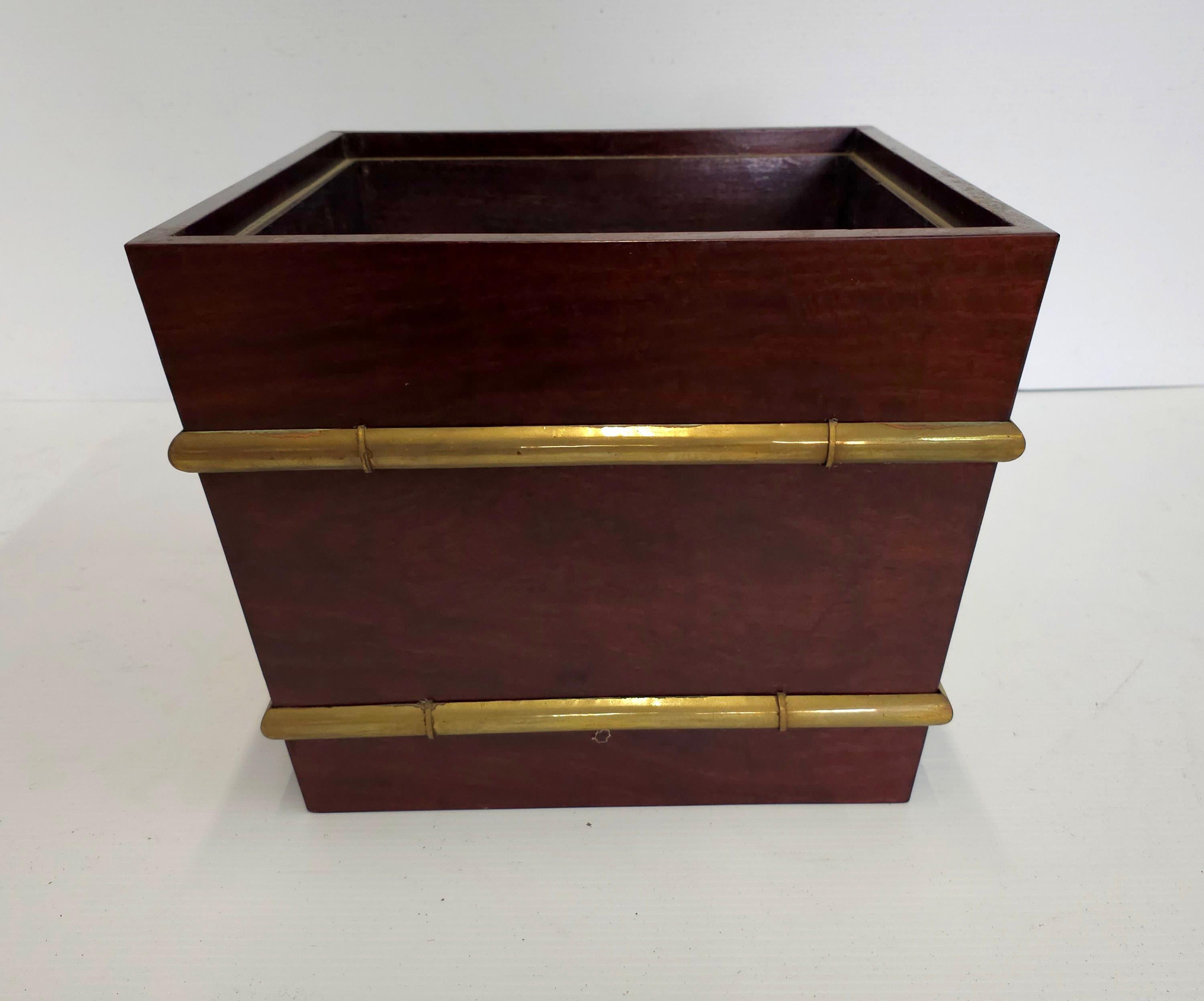 Cubo / Jardinera de Vino Asiático de Palisandro y Latón con Asas de Campaña Militar en venta 2
