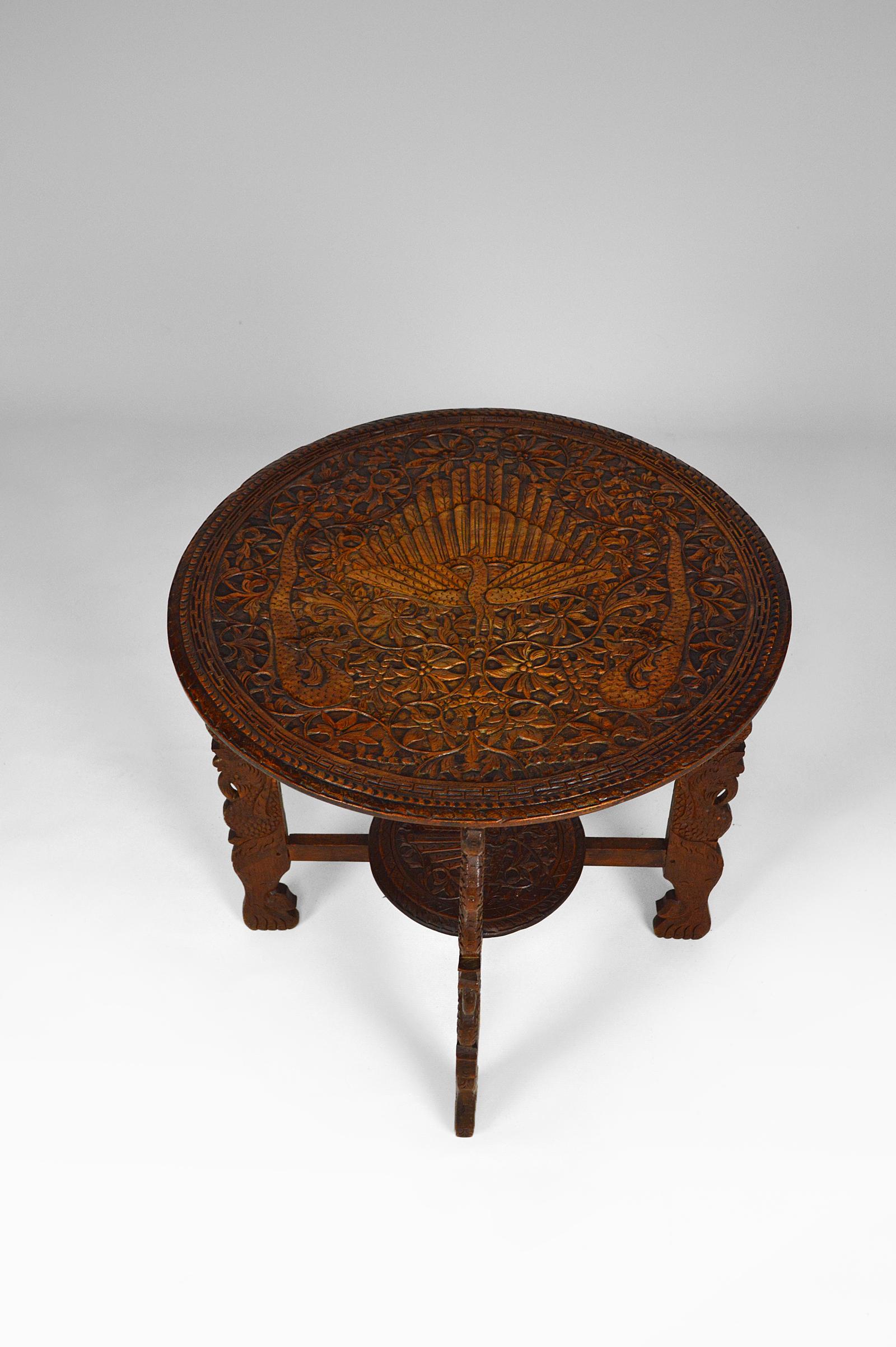 Asian Round Coffee Table Carved with Dragons and Peacocks, Indonesia, circa 1920 In Good Condition For Sale In VÉZELAY, FR