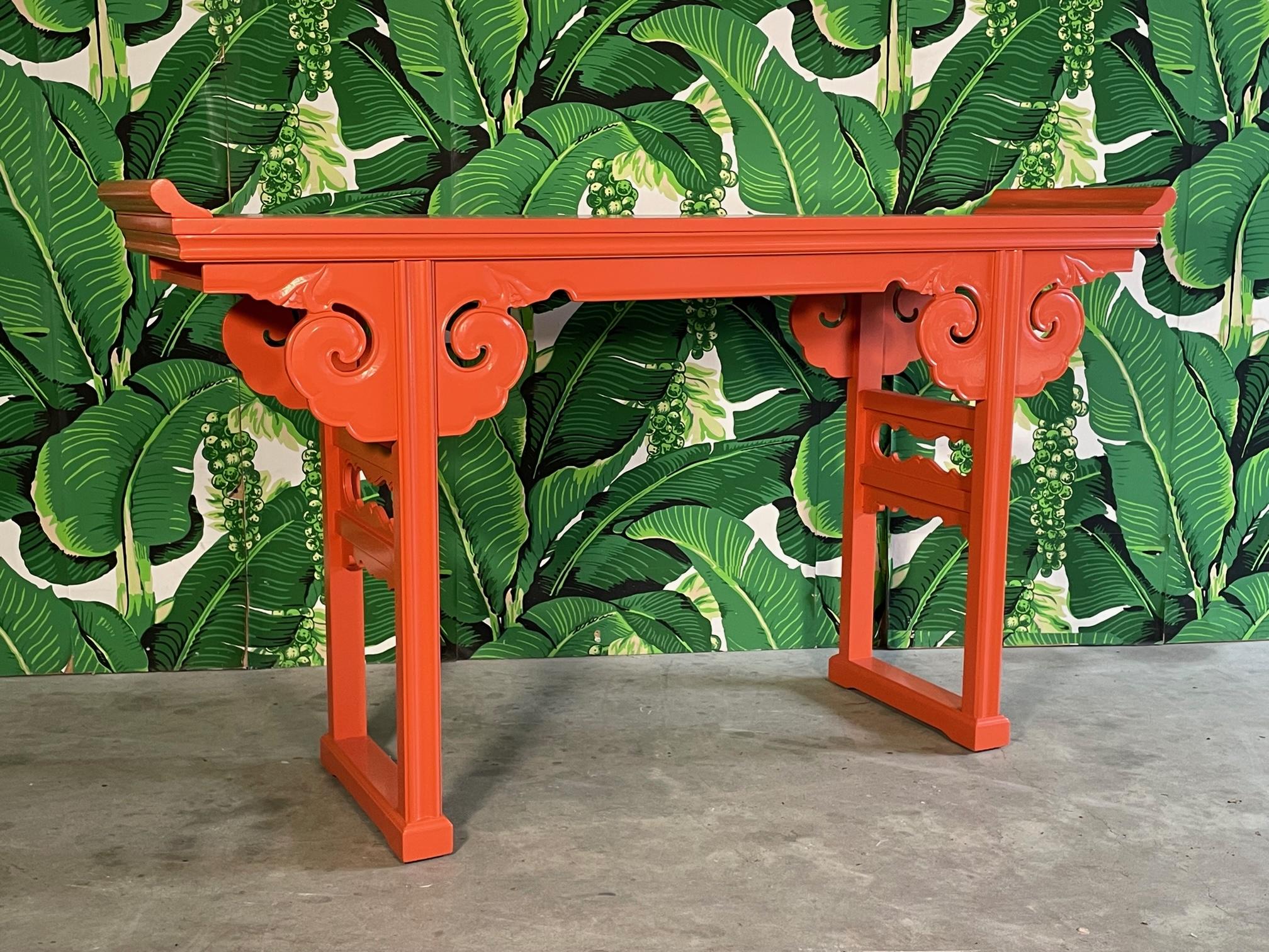 Cette table d'autel moderne chinoise du milieu du siècle présente une frise sculptée de volutes et une laque brillante de couleur orange Hermès. Bon état avec des imperfections mineures sur la finition laquée récente. La hauteur de la surface