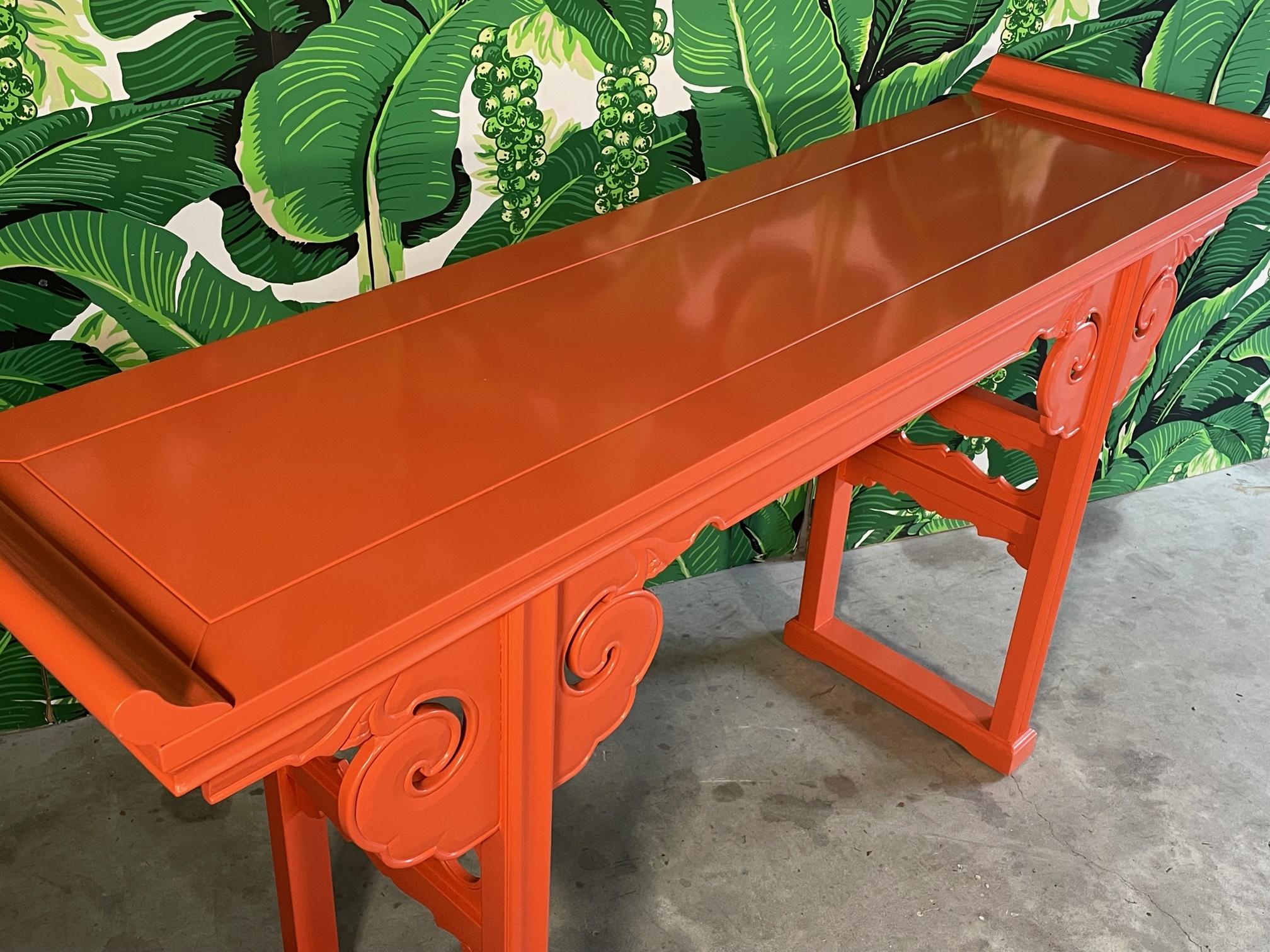 20ième siècle Table d'autel ou console asiatique à volutes 