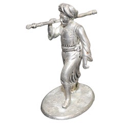 Scultura asiatica in argento di un vecchio contadino indiano che indossa abiti tradizionali