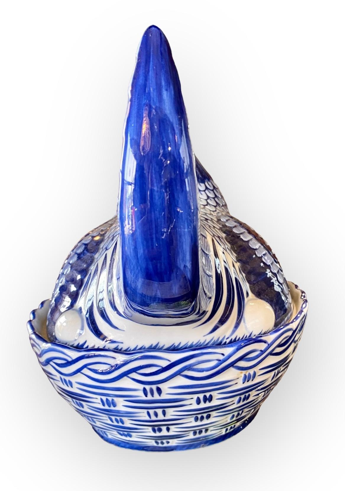 Asiatische Servierschale mit Hen-Deckel, hergestellt in Thailand (Moderne der Mitte des Jahrhunderts)