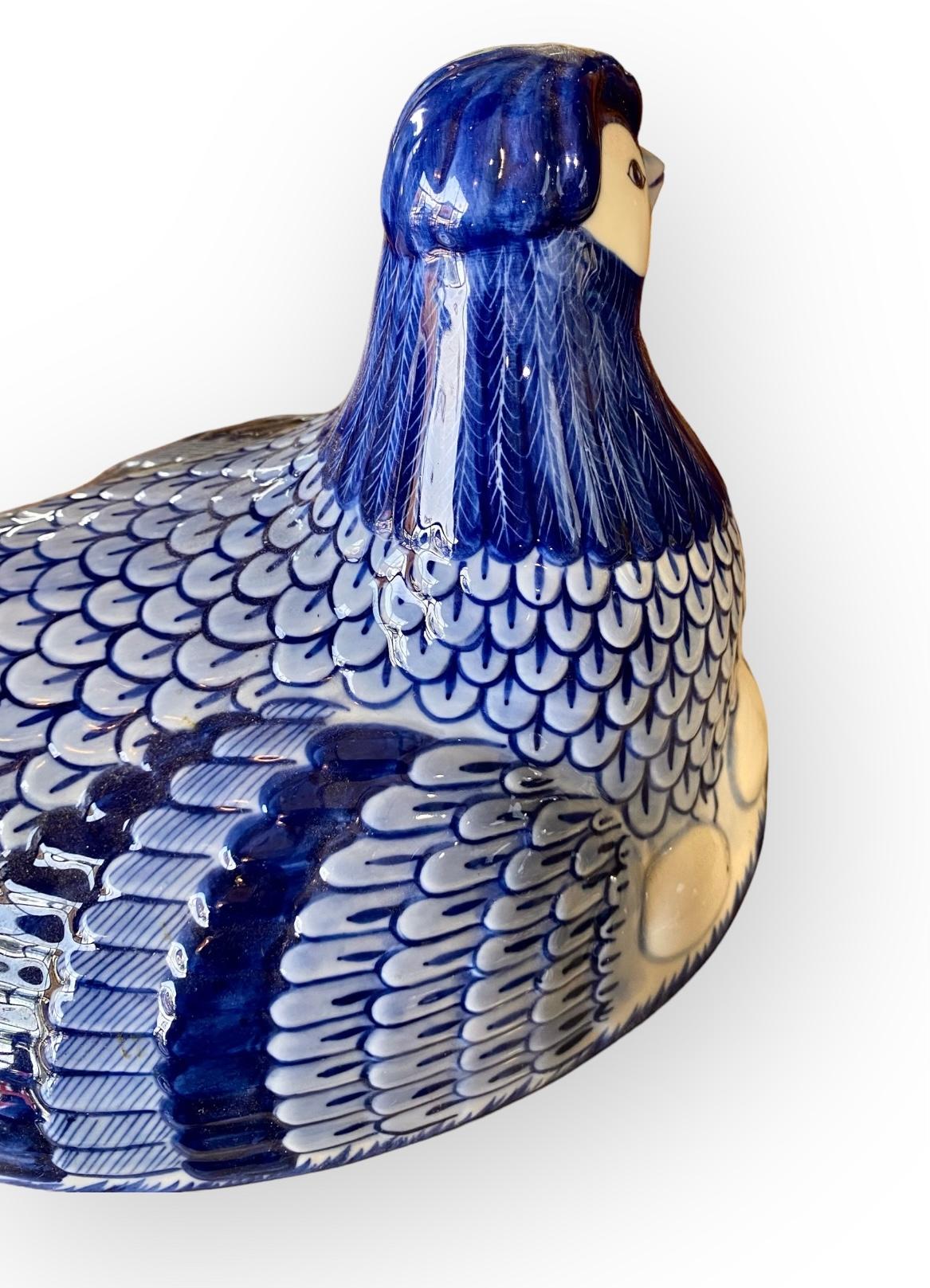 Asiatische Servierschale mit Hen-Deckel, hergestellt in Thailand im Zustand „Gut“ in New Orleans, LA