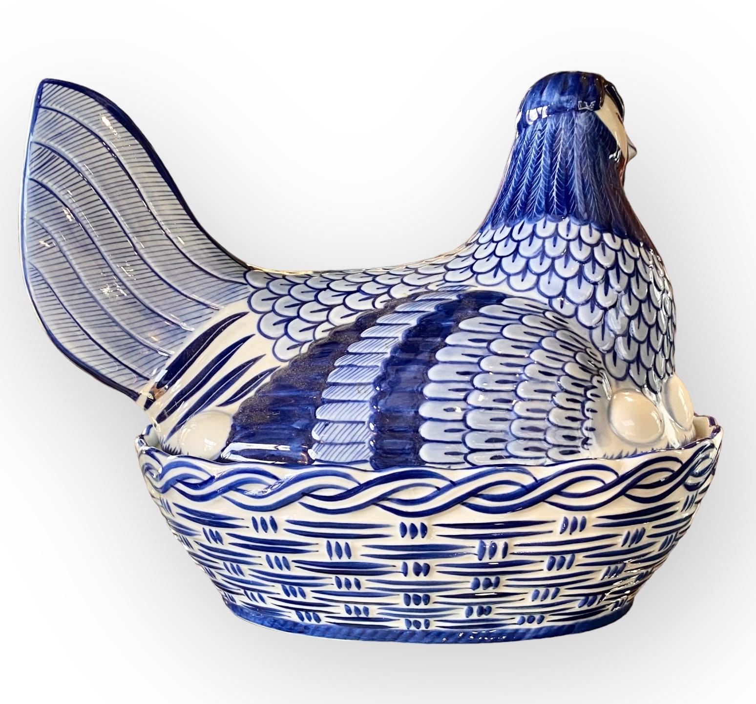 Asiatische Servierschale mit Hen-Deckel, hergestellt in Thailand (Porzellan)