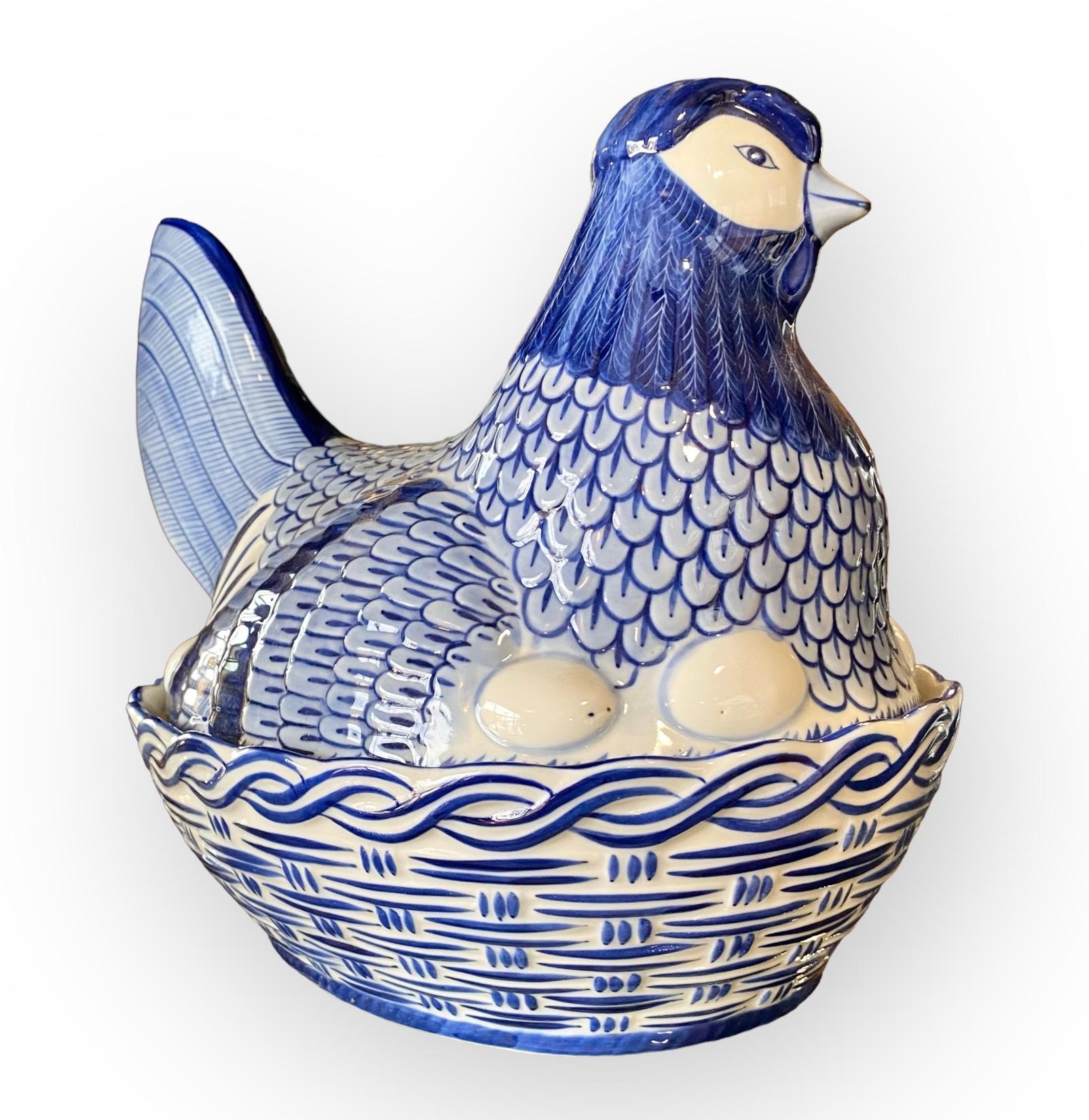 Asiatische Servierschale mit Hen-Deckel, hergestellt in Thailand 1
