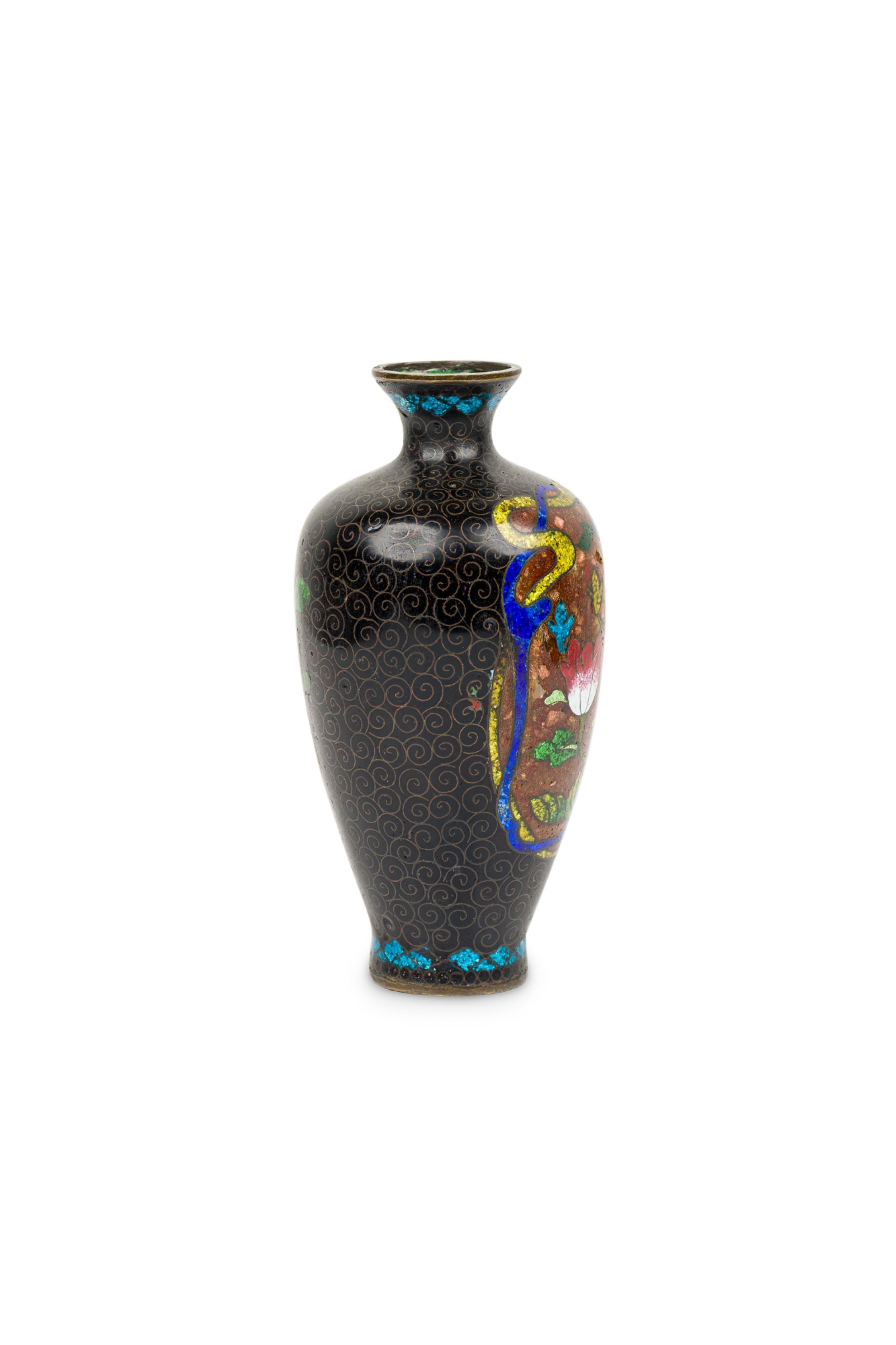 Sconosciuto Piccolo vaso asiatico in bronzo e smalto dipinto in vendita
