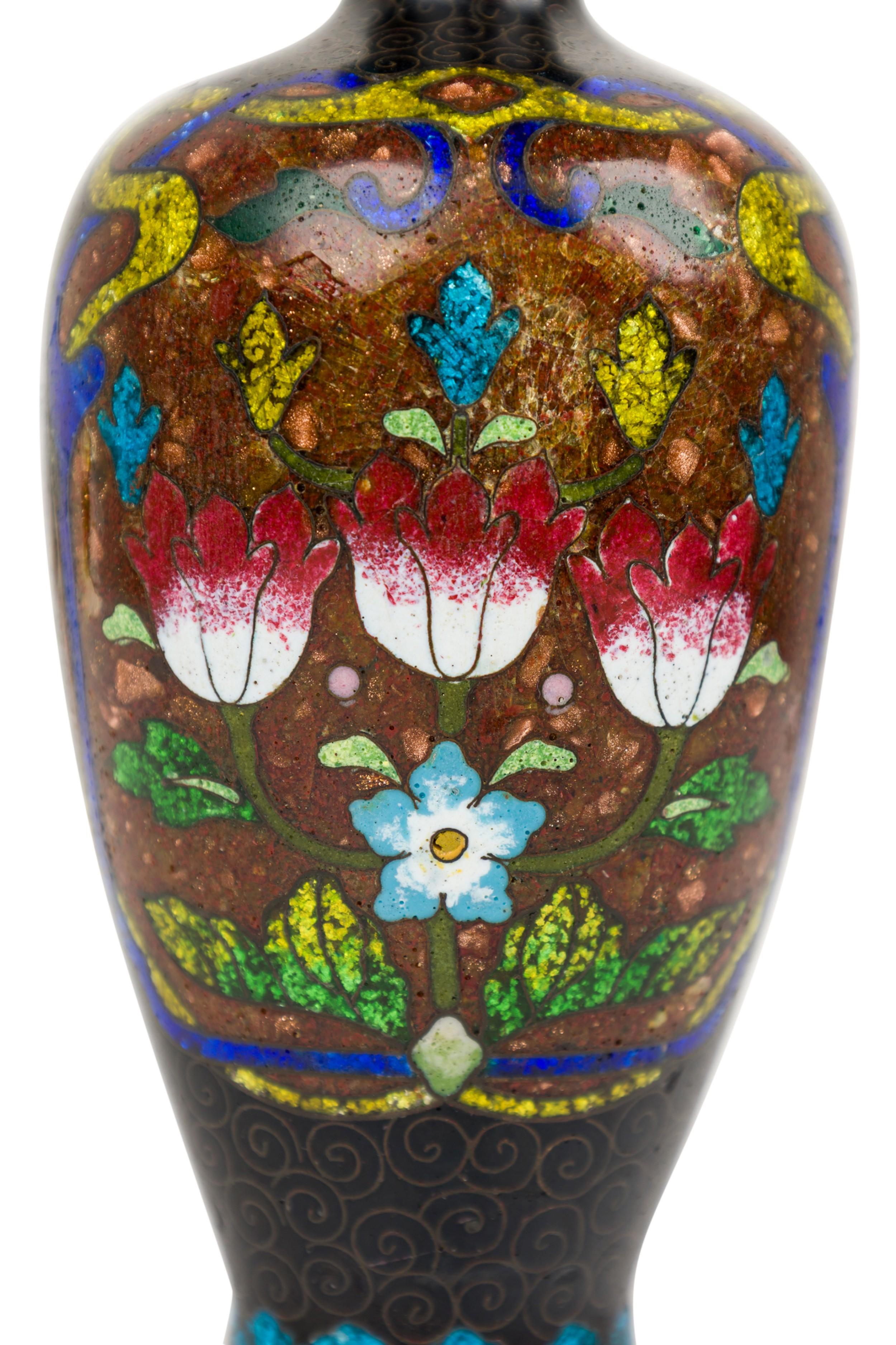 Smaltato Piccolo vaso asiatico in bronzo e smalto dipinto in vendita