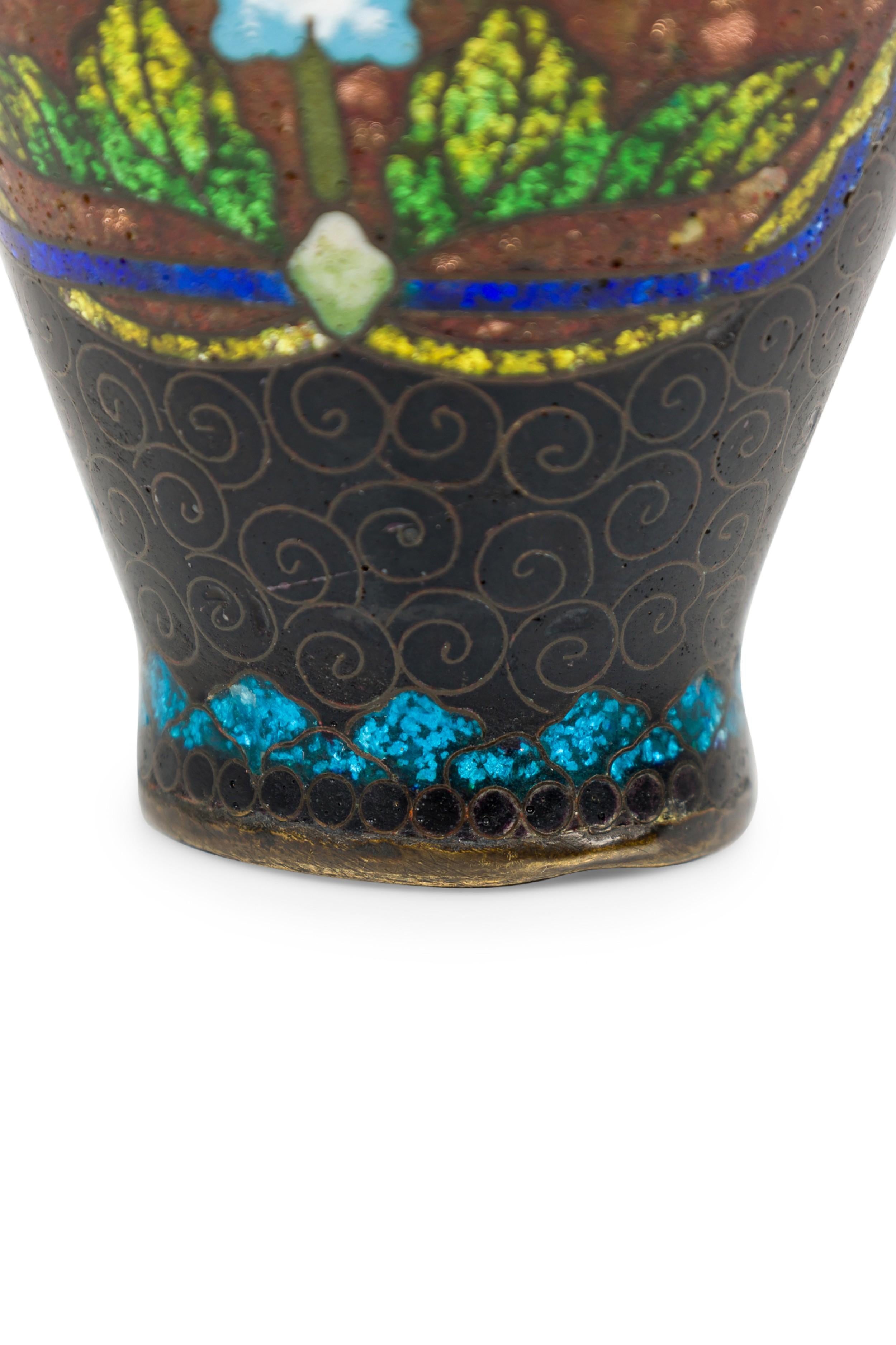 Smalto Piccolo vaso asiatico in bronzo e smalto dipinto in vendita
