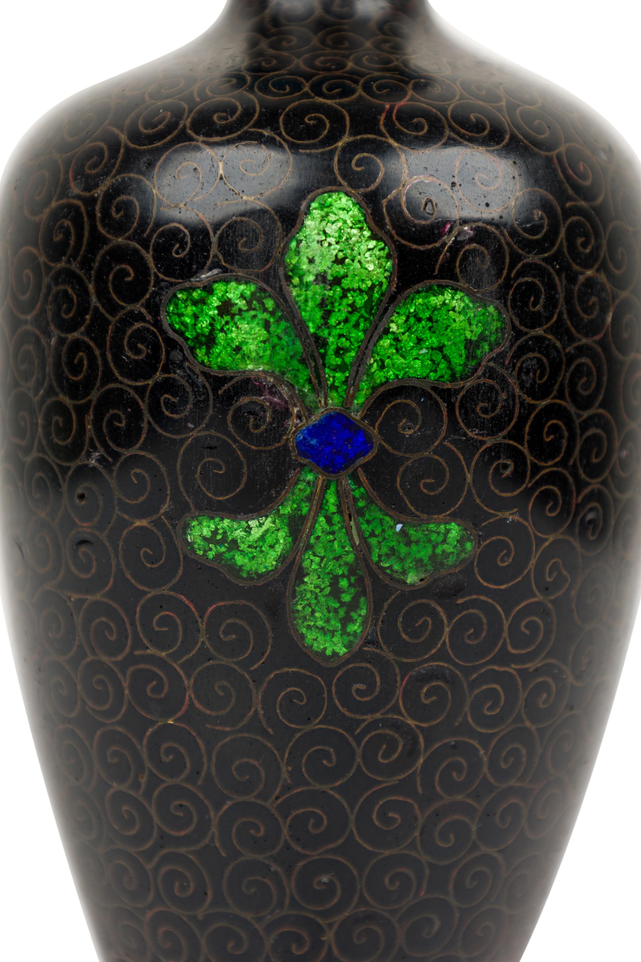 Piccolo vaso asiatico in bronzo e smalto dipinto in vendita 1