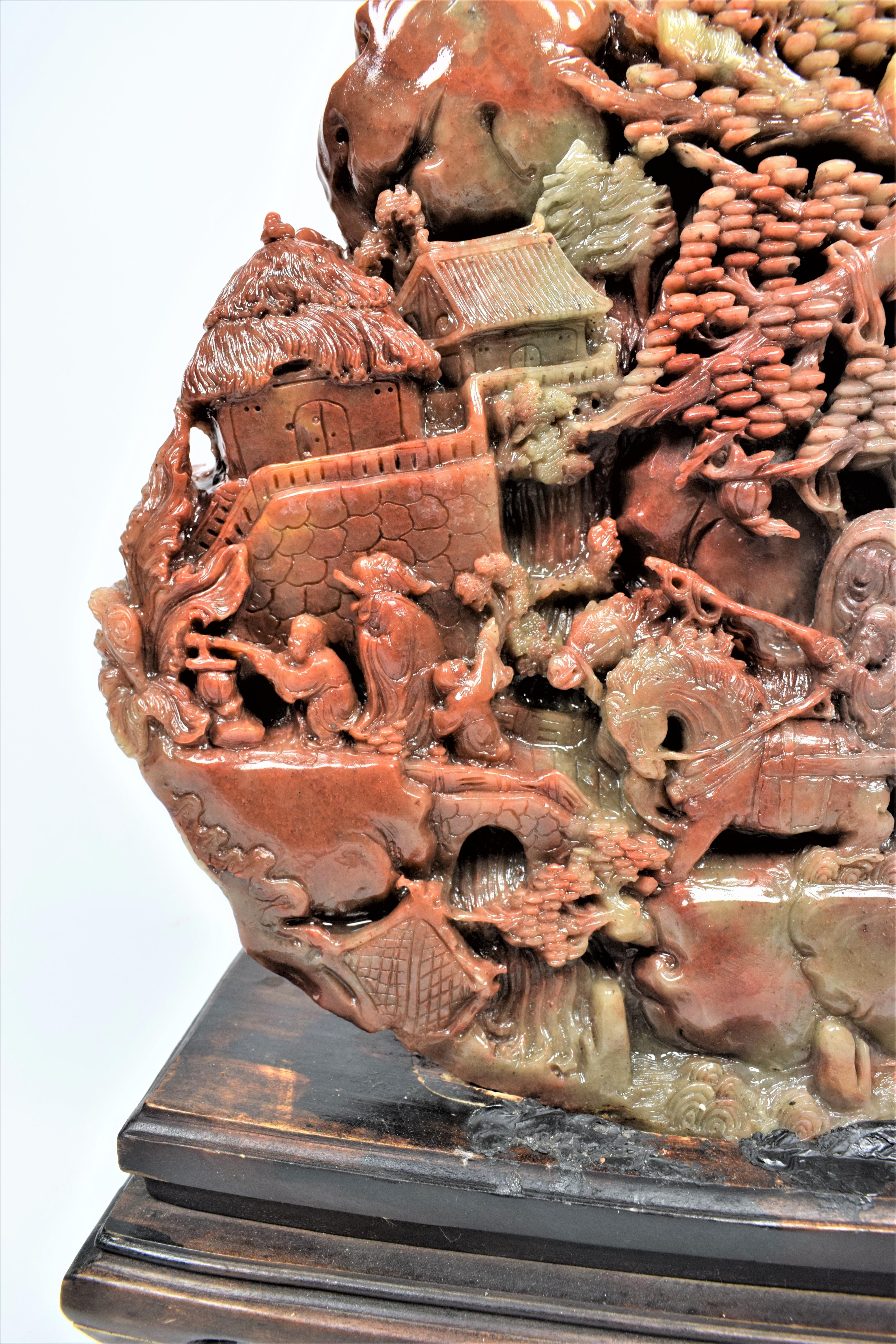 Asiatische Seifensteinschnitzerei einer buddhistischen Bergdorf-Landschaft,  20. Jahrhundert (Handgeschnitzt) im Angebot