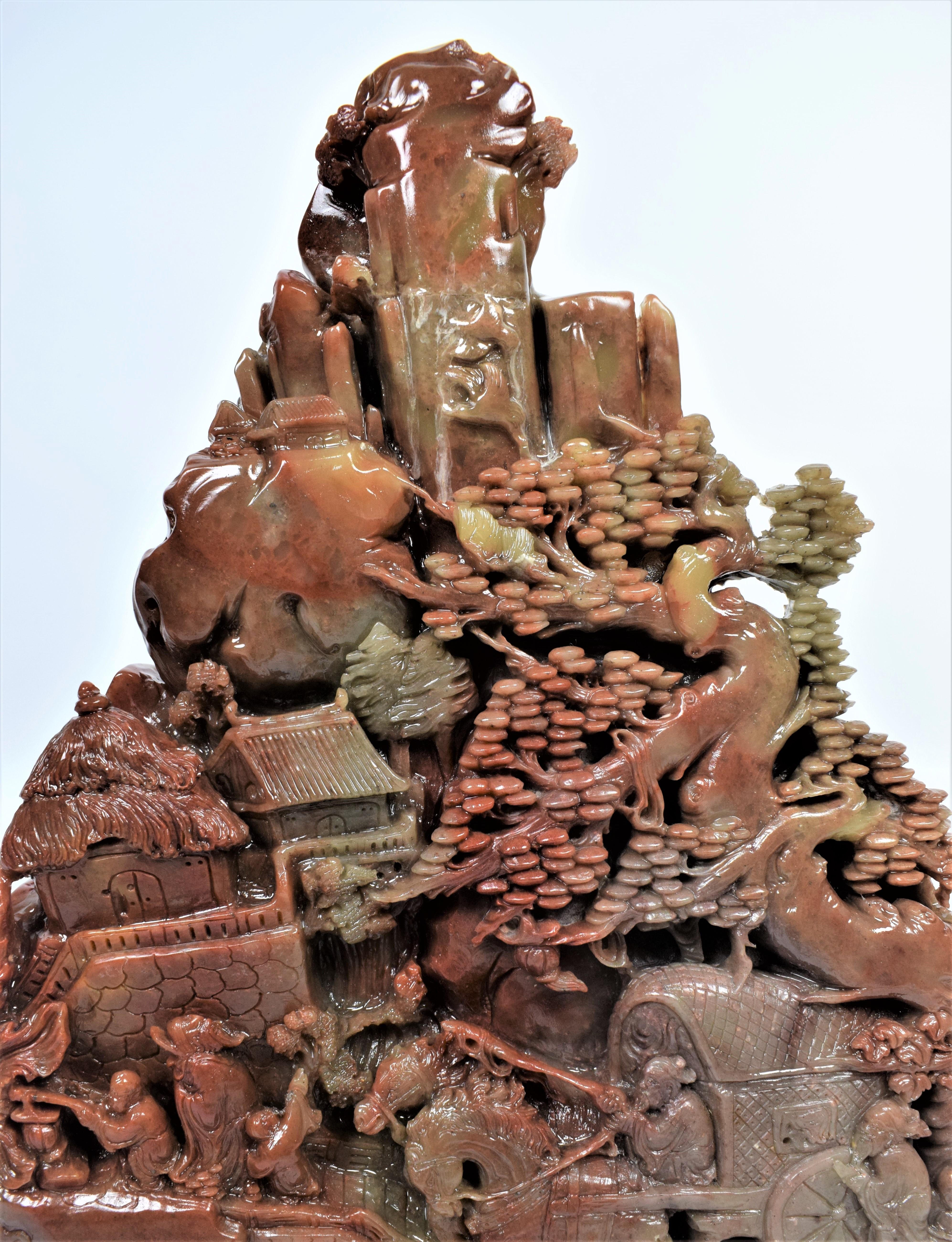 Asiatische Seifensteinschnitzerei einer buddhistischen Bergdorf-Landschaft,  20. Jahrhundert (Speckstein) im Angebot