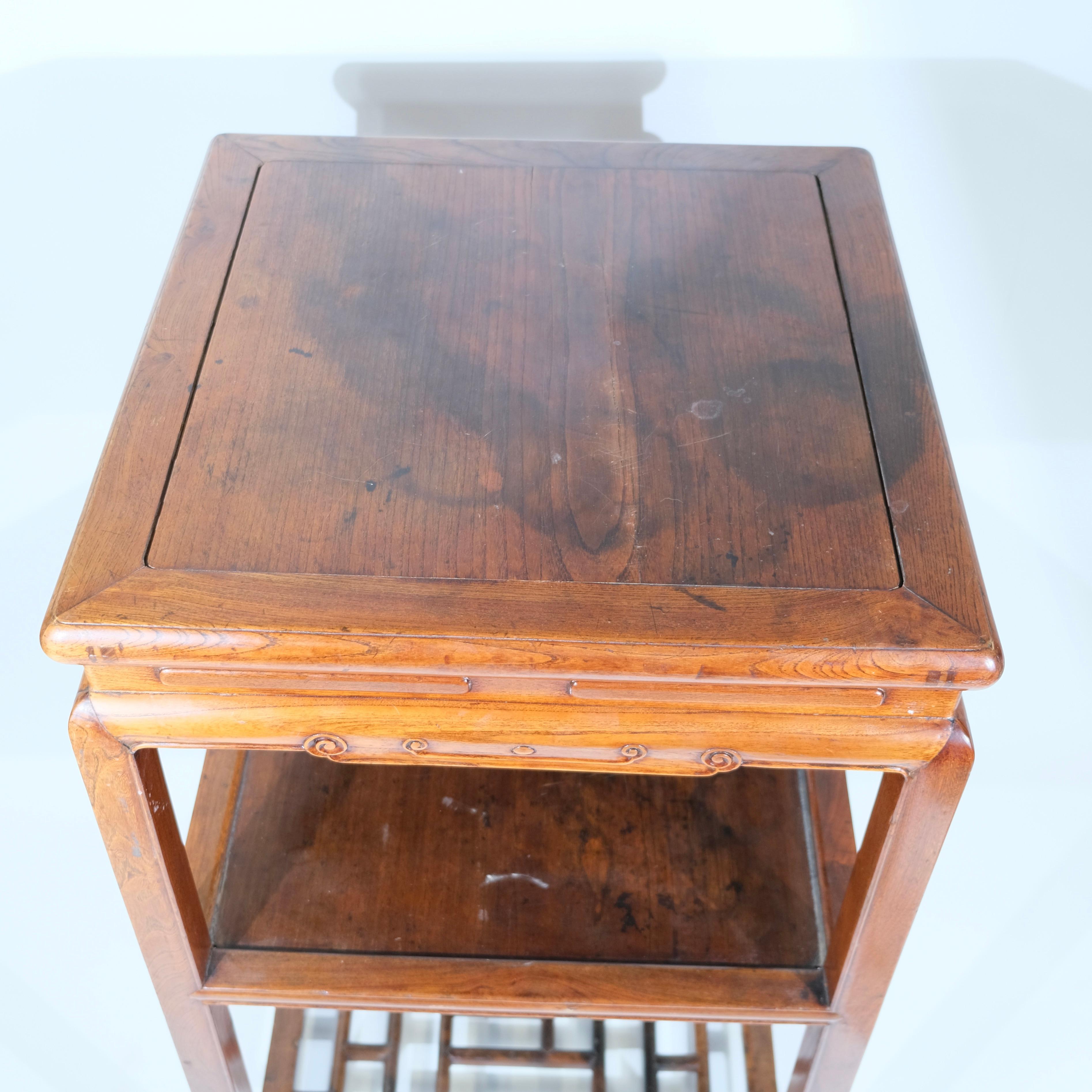 Table haute carrée asiatique Bois de rose. en vente 2
