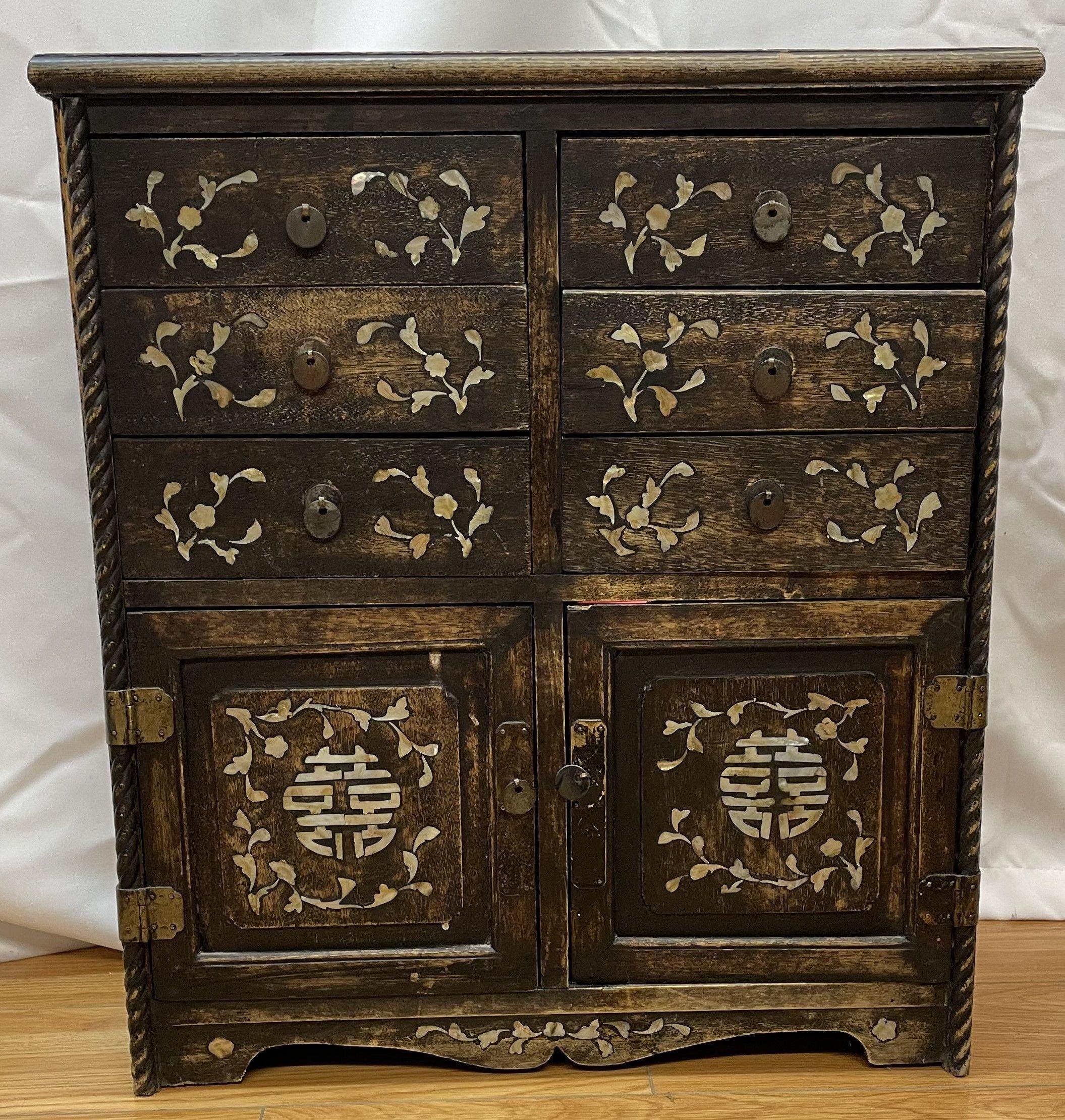 12-Schubladen-Schrank im asiatischen Stil mit Marmorintarsien in Decke und Seitenwänden

Ende 19. Jahrhundert 

20 x 8 x 22 
