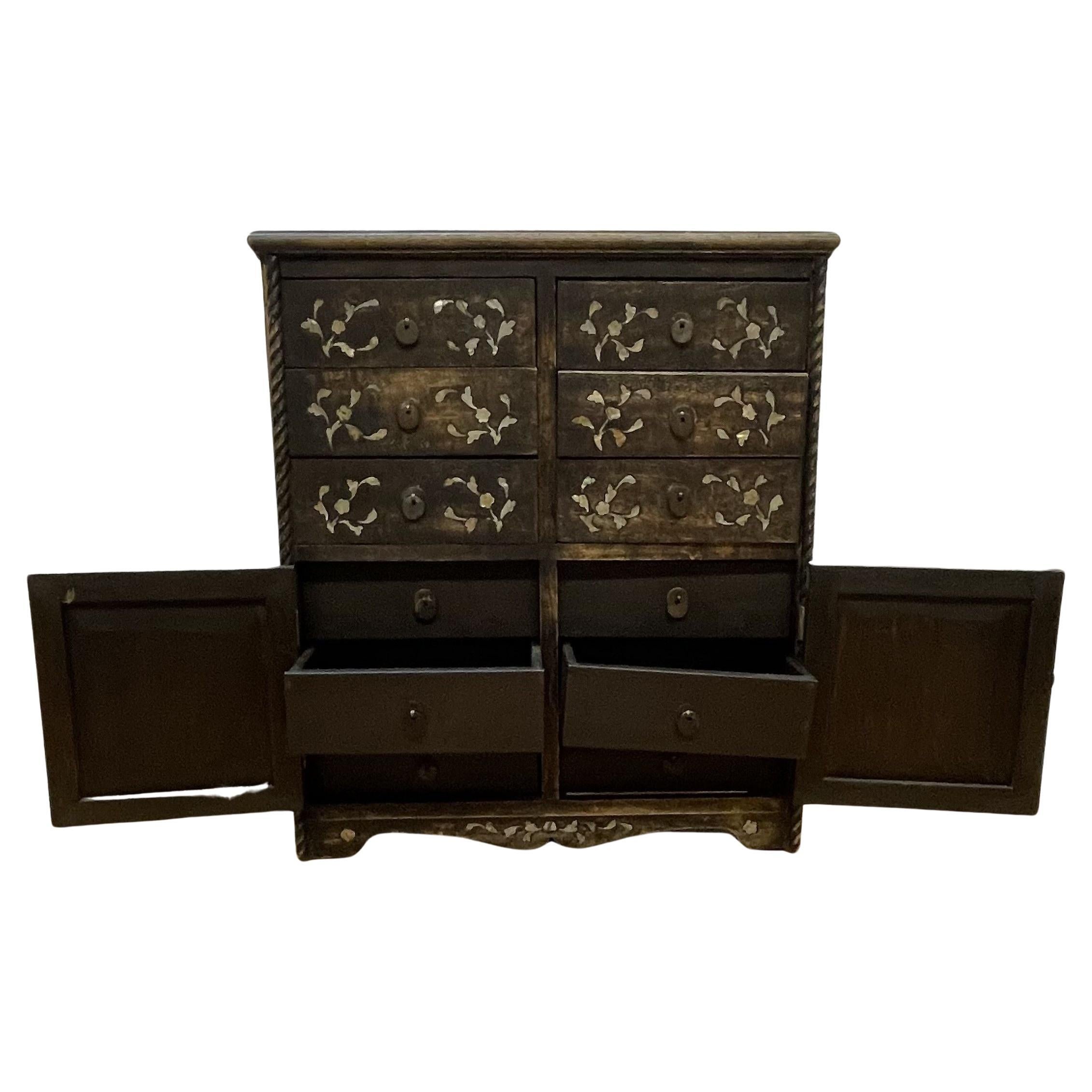 Asian Style 12-Schubladen-Schrank mit Marmorintarsien in Decke und Seitenwänden