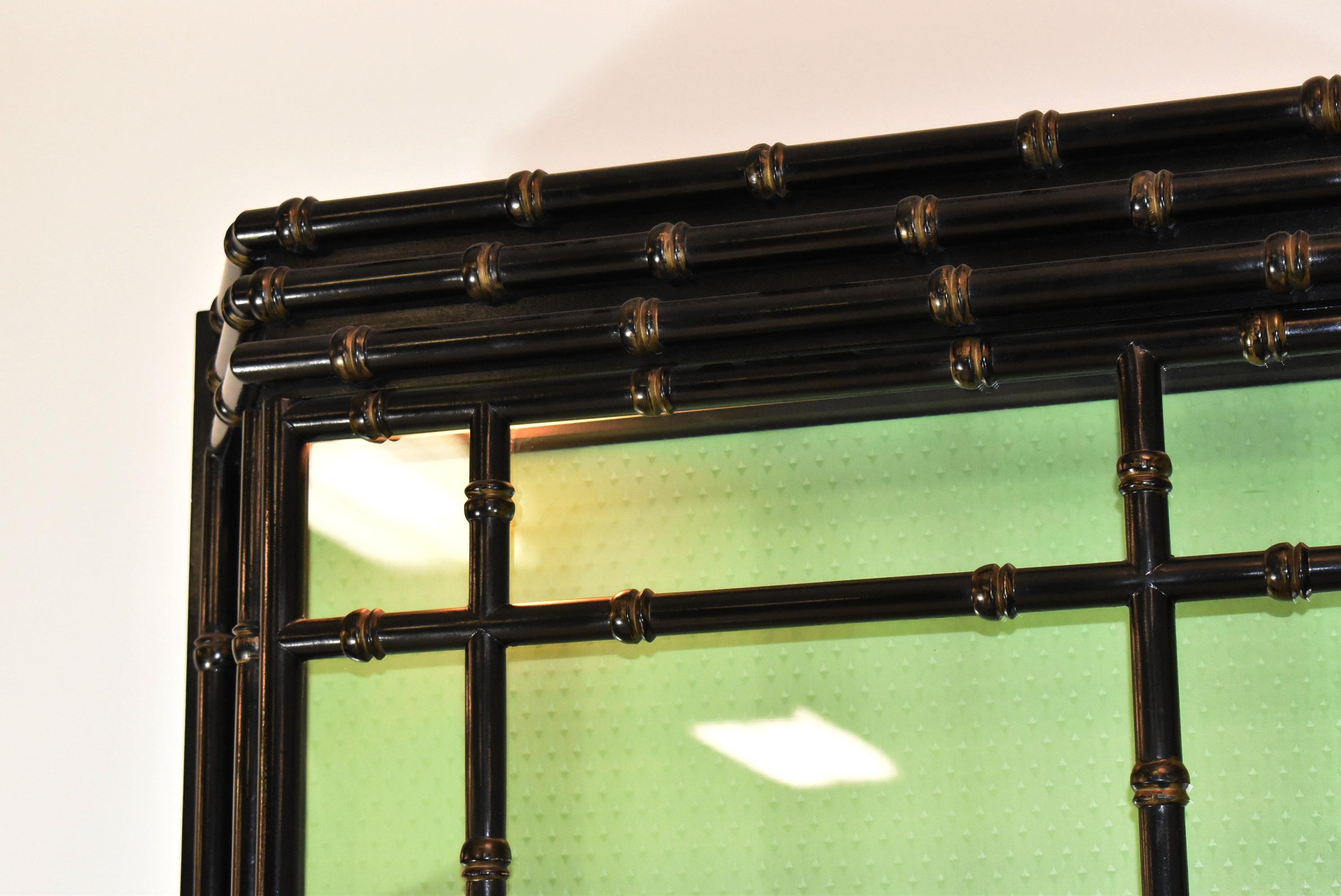 Vitrine / meuble de rangement éclairé en laque noire, style asiatique, design bambou. Les étagères sont munies de rails pour plaques. Deux portes avec façades en verre et dos en soie verte. Très bon état. Dimensions : 8