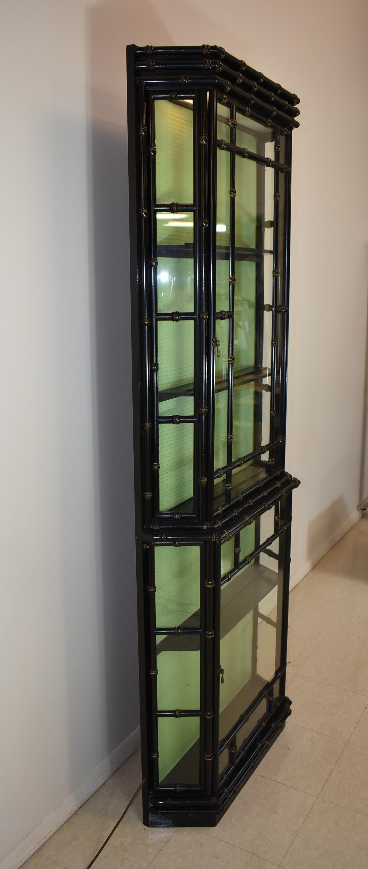 Moderne Vitrine de curiosité de style asiatique en laque noire foncée éclairée en vente