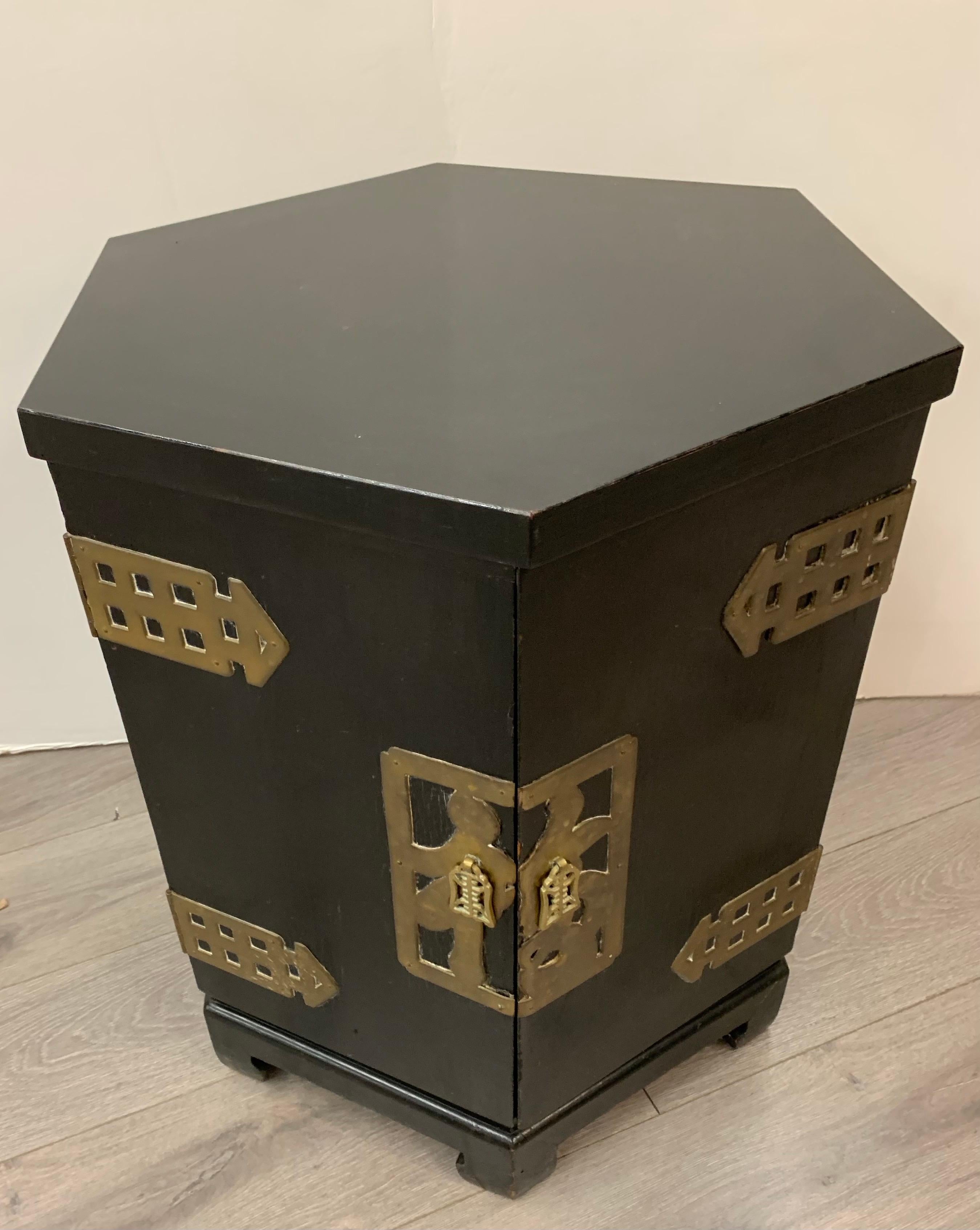 Asian Style Black Ebonized and Brass Hexagonal End Tables Nightstands In Good Condition In West Hartford, CT