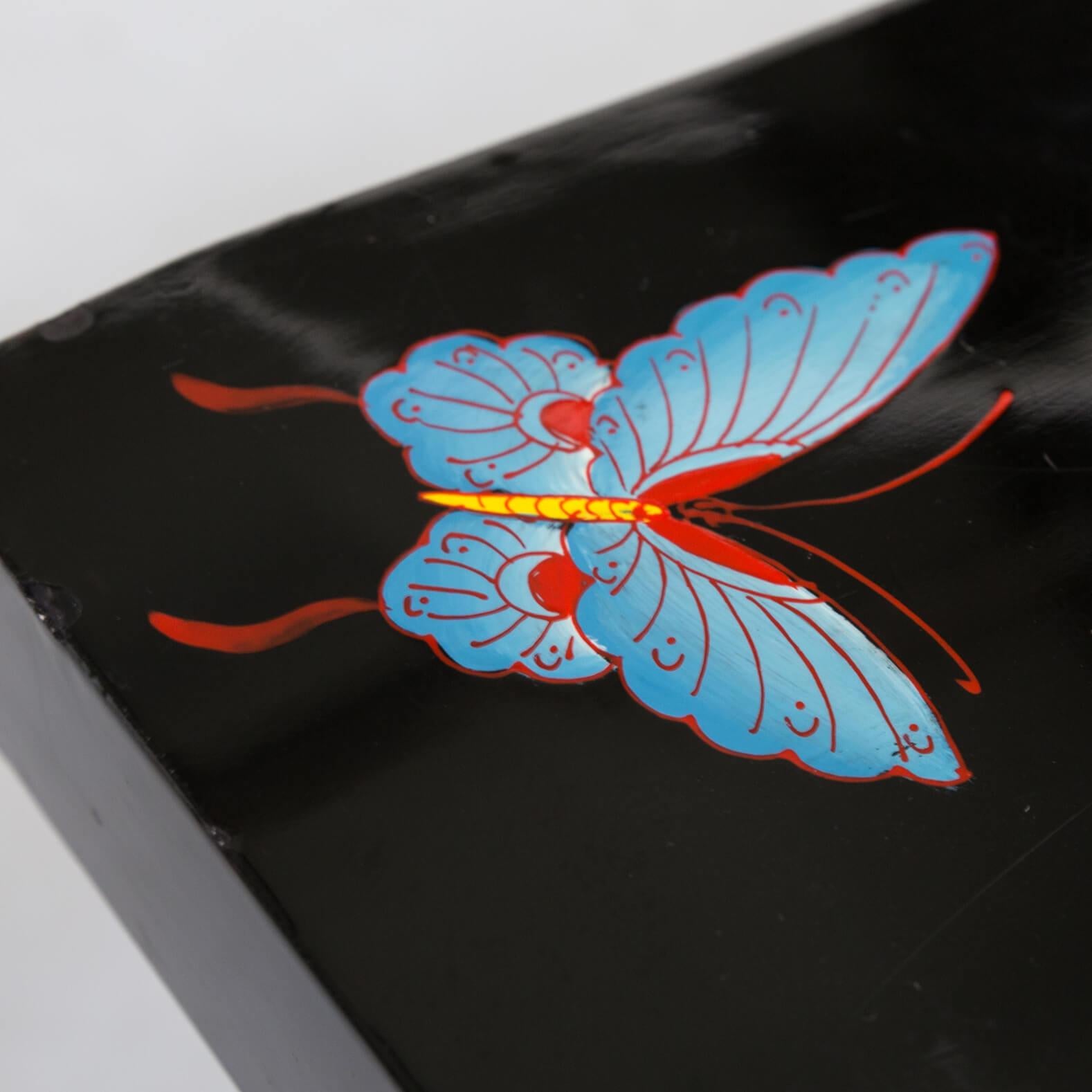 Asian Style Black Lacquered Hand Painted Stool with Butterfly In Good Condition For Sale In Amstelveen, Noord