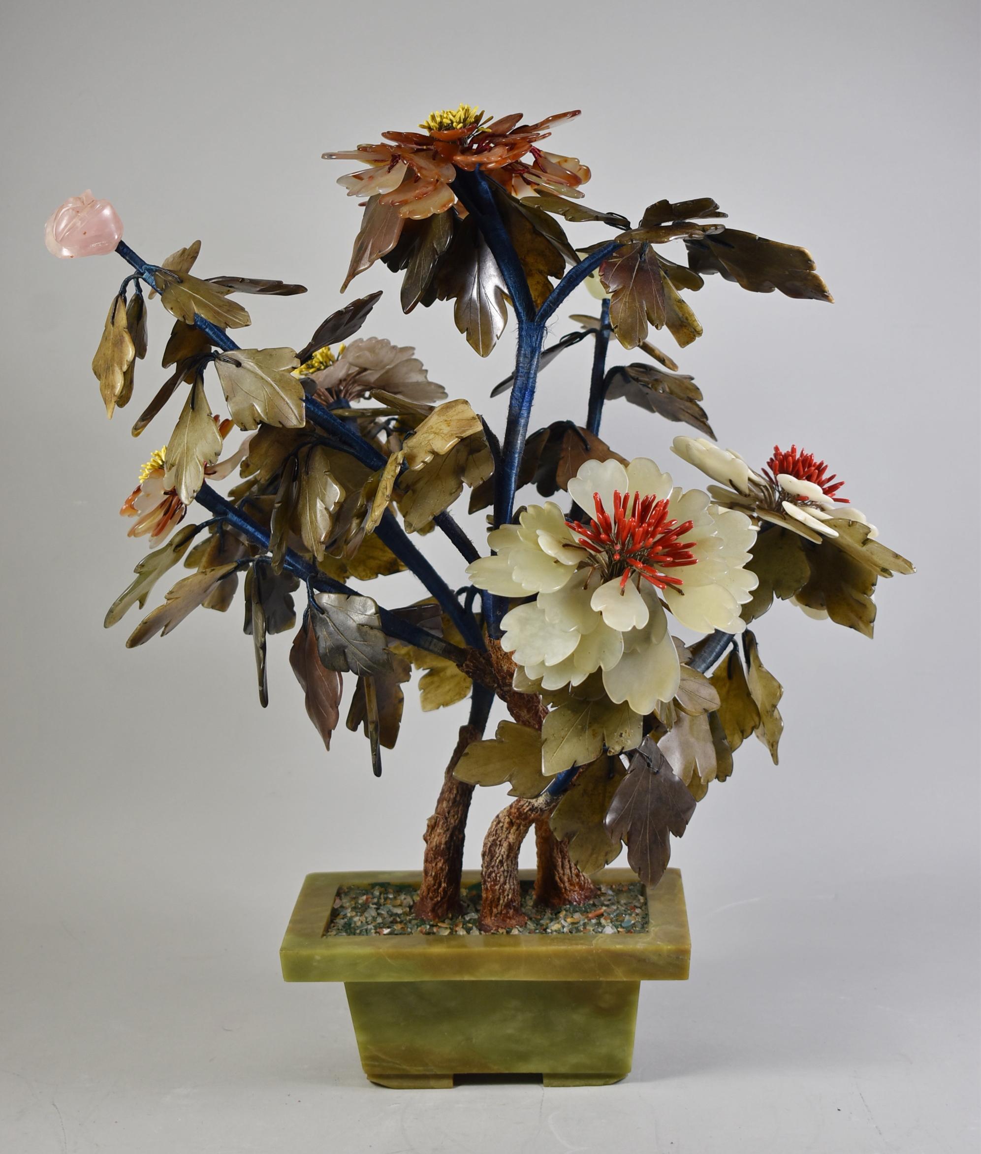 Asiatisch geschnitzter Blumenstrauß aus Halbedelsteinen im asiatischen Stil in Steinvase (Moderne) im Angebot