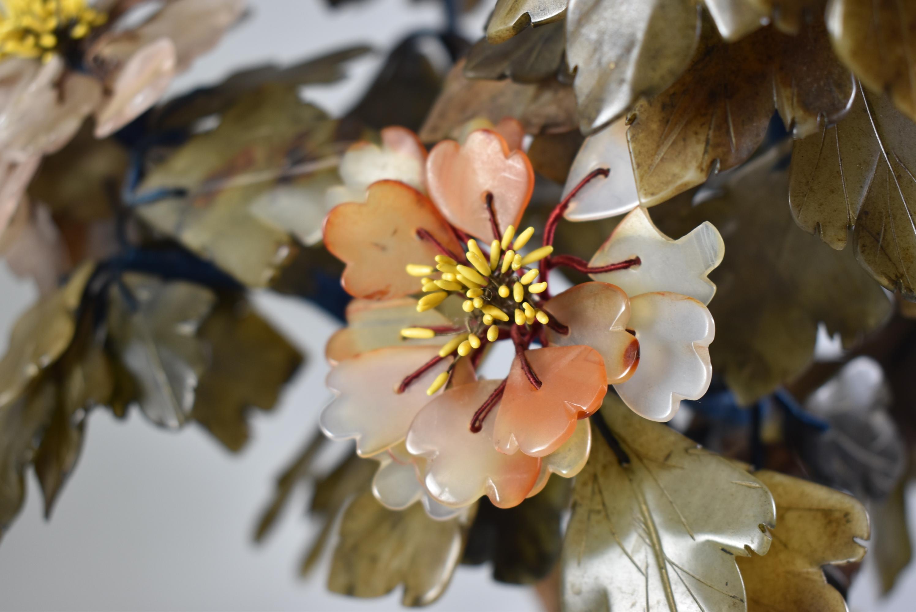 Asiatisch geschnitzter Blumenstrauß aus Halbedelsteinen im asiatischen Stil in Steinvase im Zustand „Gut“ im Angebot in Toledo, OH