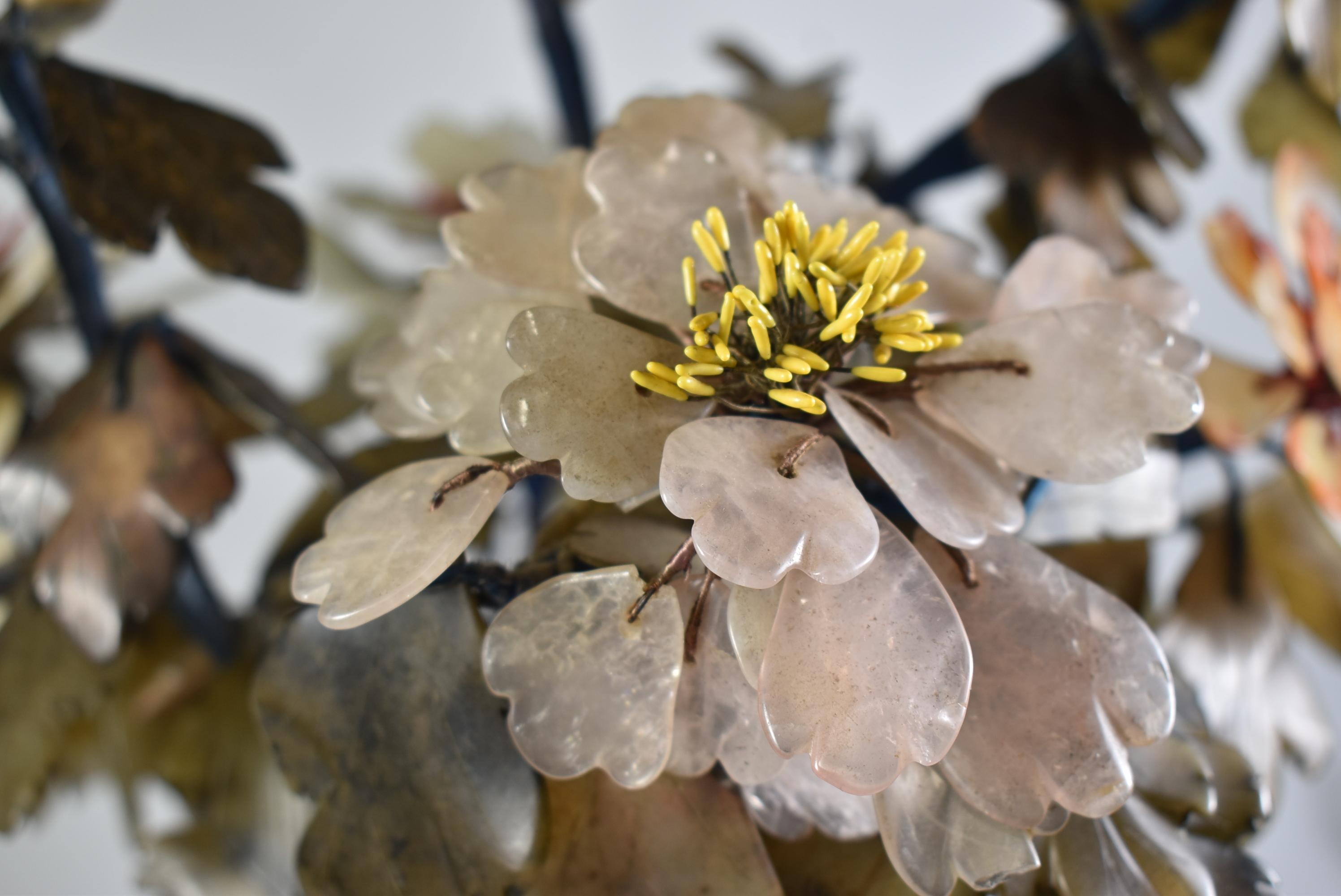 Asiatisch geschnitzter Blumenstrauß aus Halbedelsteinen im asiatischen Stil in Steinvase (Jade) im Angebot