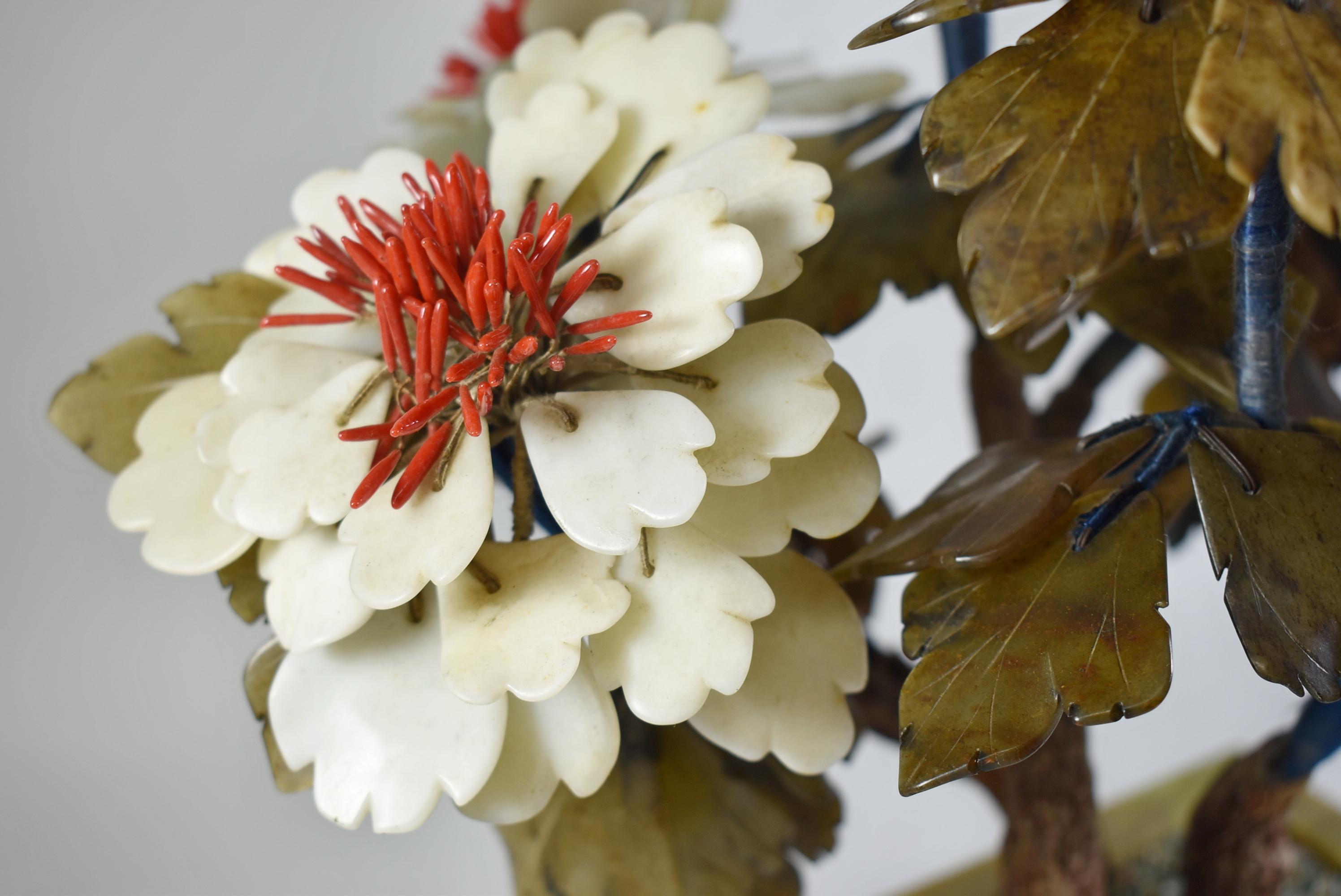 Asiatisch geschnitzter Blumenstrauß aus Halbedelsteinen im asiatischen Stil in Steinvase im Angebot 1