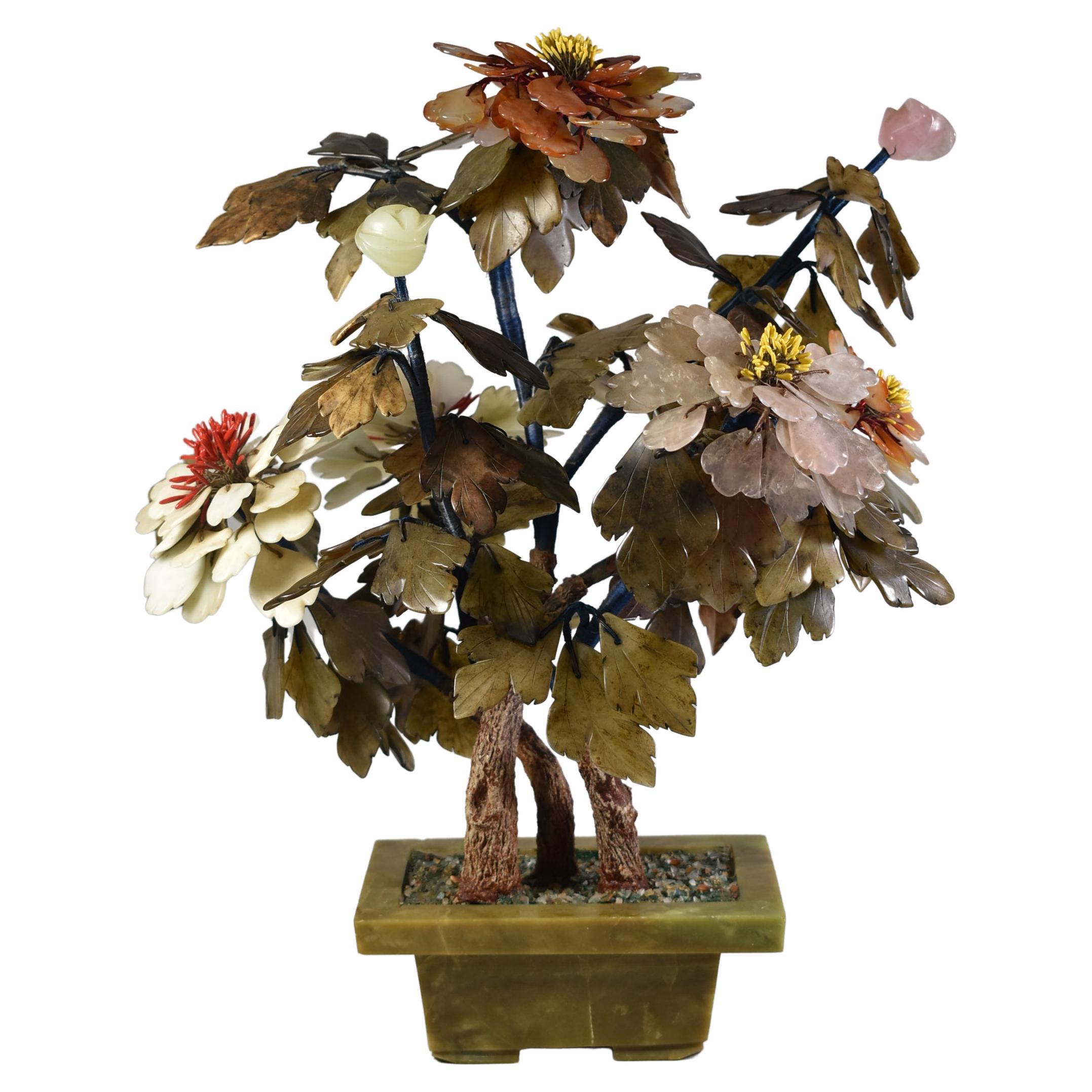 Vase de style asiatique en pierre semi-précieuse sculptée avec bouquet de fleurs en forme de bouquet