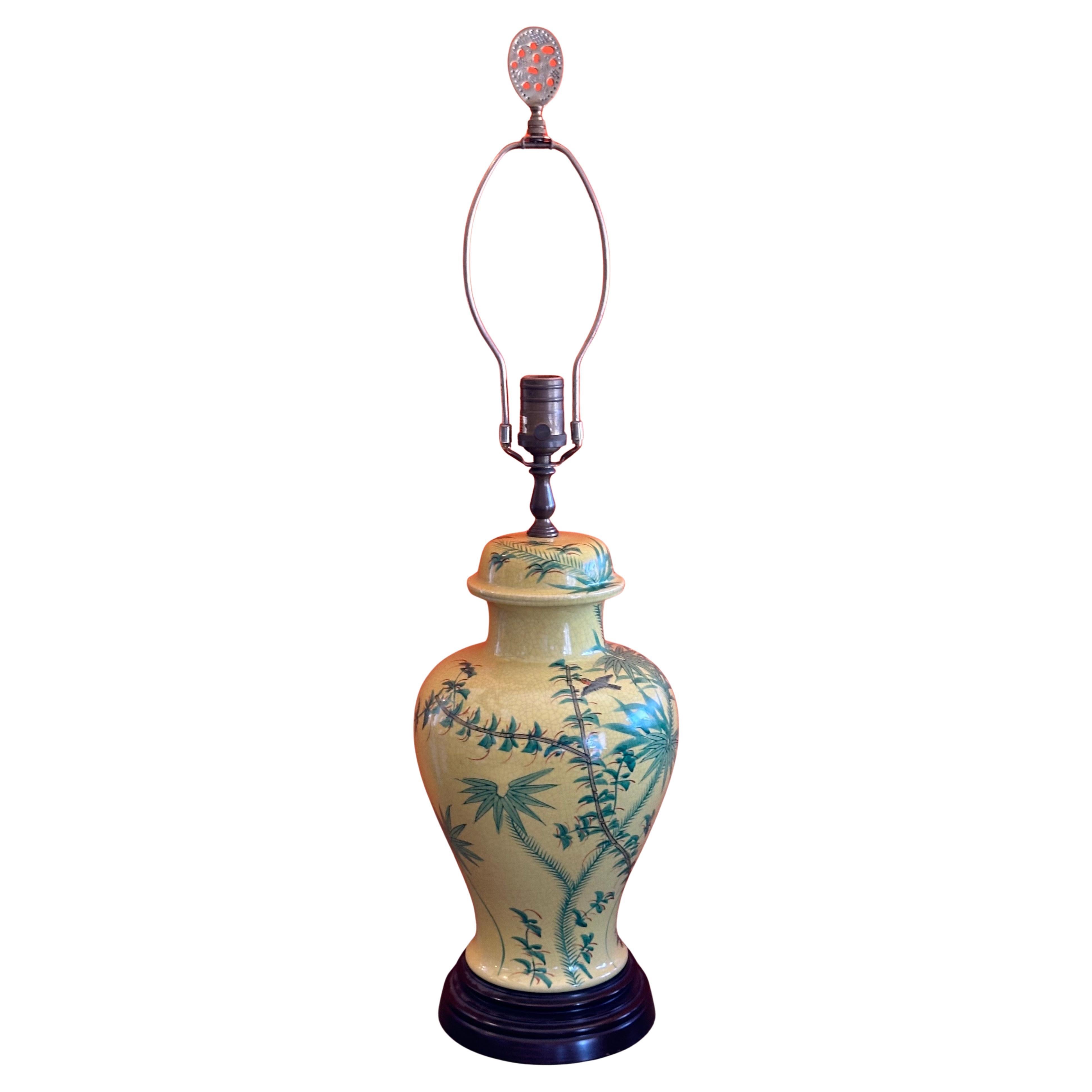 Très belle lampe de table en céramique de style asiatique par The Table Company, vers les années 1990. Cette lampe est en très bon état, avec une base jaune vif (motif floral) et mesure 16 