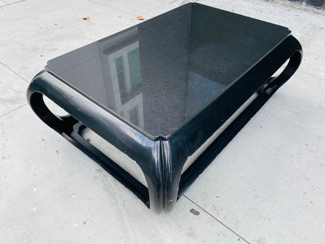 Ti presentiamo il tavolino con piano in pietra di Sally Sirkin Lewis per J. Robert Scott. Questo squisito mobile è l'aggiunta perfetta a qualsiasi spazio abitativo moderno. Il tavolino è caratterizzato da uno splendido piano in pietra che aggiunge