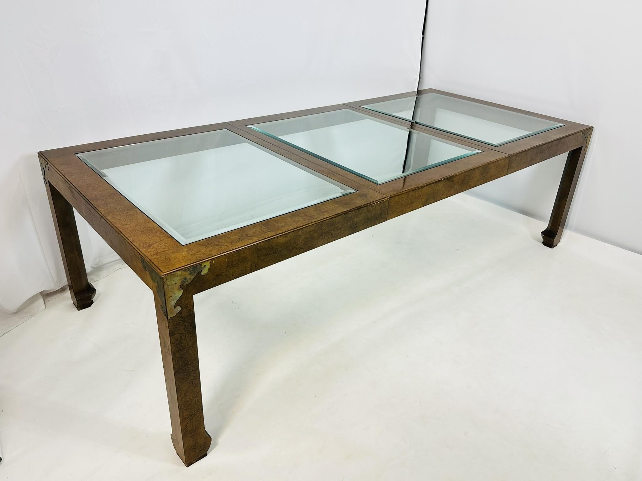 Mesa de comedor vintage diseñada y fabricada en Estados Unidos en la década de 1960.

La mesa está hecha de madera maciza y chapa de madera de arce.

La mesa es de estilo Chinoiserie y viene con una hoja adicional perfecta para ocasiones