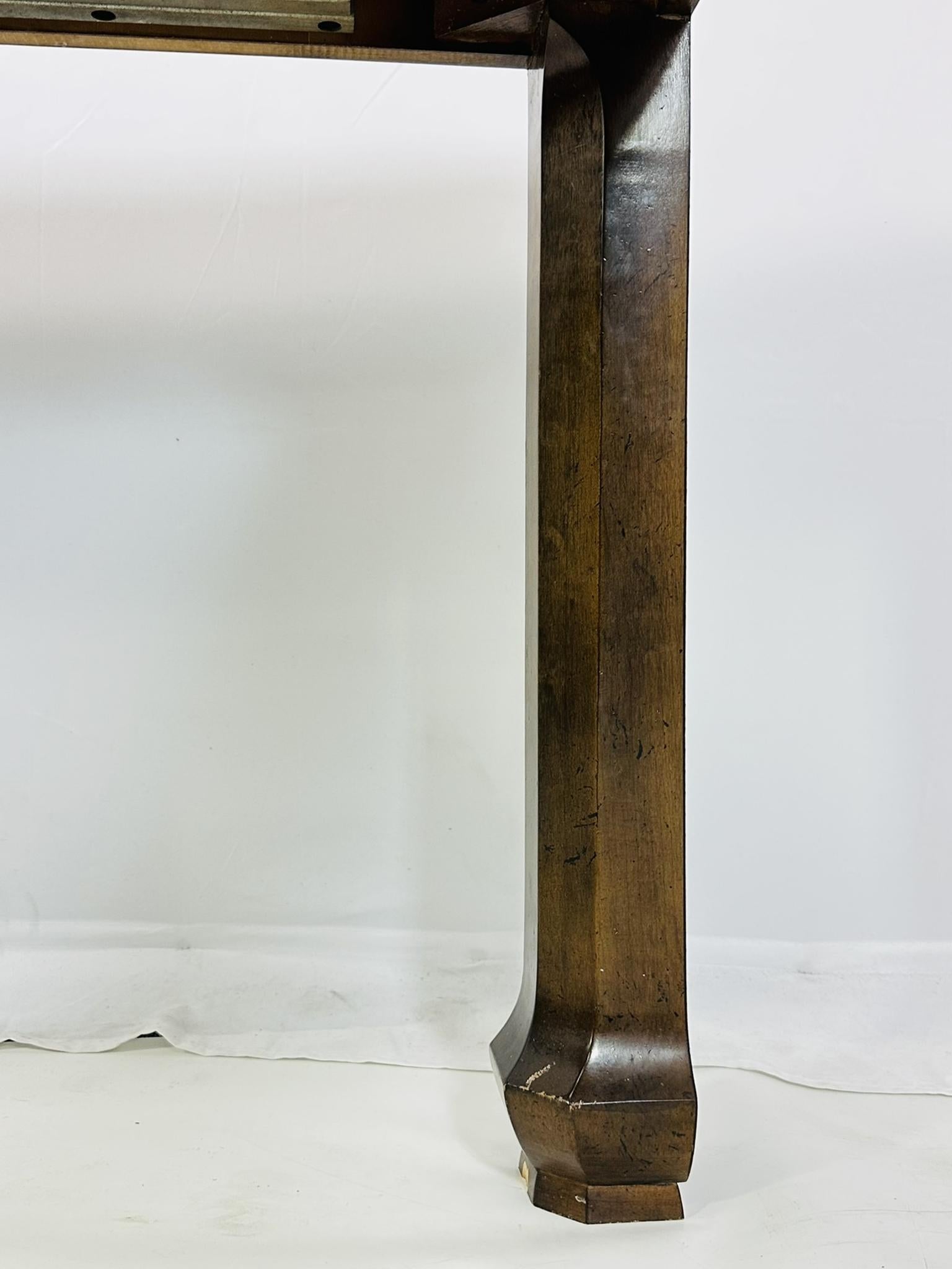 Mesa de comedor Asian Style de caoba maciza con patas Ming y chapado de madera de arce en Bastante bueno estado para la venta en Los Angeles, CA