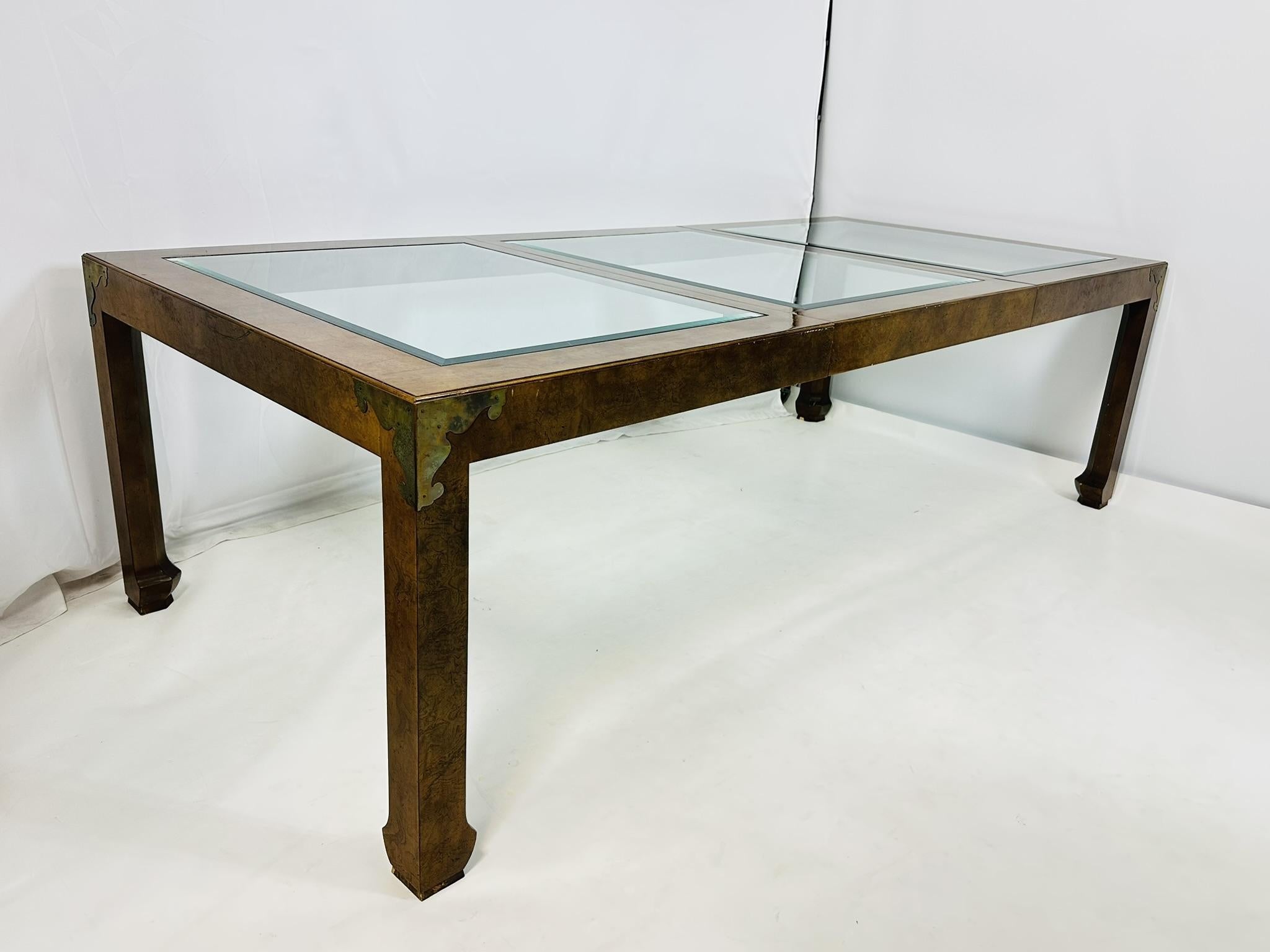 Mesa de comedor Asian Style de caoba maciza con patas Ming y chapado de madera de arce mediados del siglo XX en venta