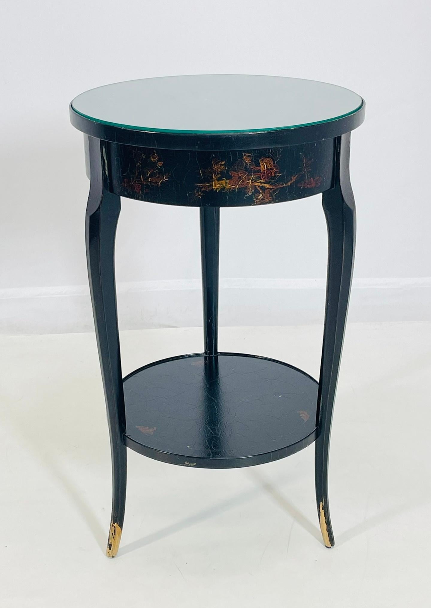 Schöner Beistelltisch, entworfen und hergestellt in Italien von William Switzer.

Das Stück ist handgefertigt aus Massivholz mit handgemalten asiatischen Motiven.

Der Tisch ist gut entworfen und ausgeführt.

Die Tabelle behält das ursprüngliche