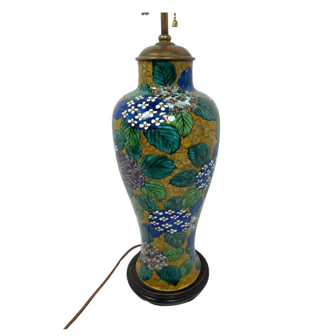 Asian Style bemalte Lampe mit Hortensien-Motiv im Zustand „Gut“ im Angebot in Locust Valley, NY