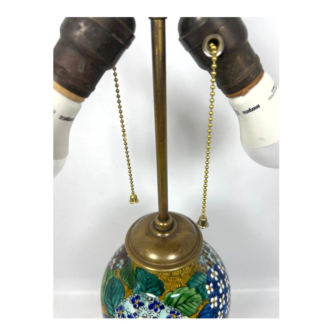Asian Style bemalte Lampe mit Hortensien-Motiv (20. Jahrhundert) im Angebot