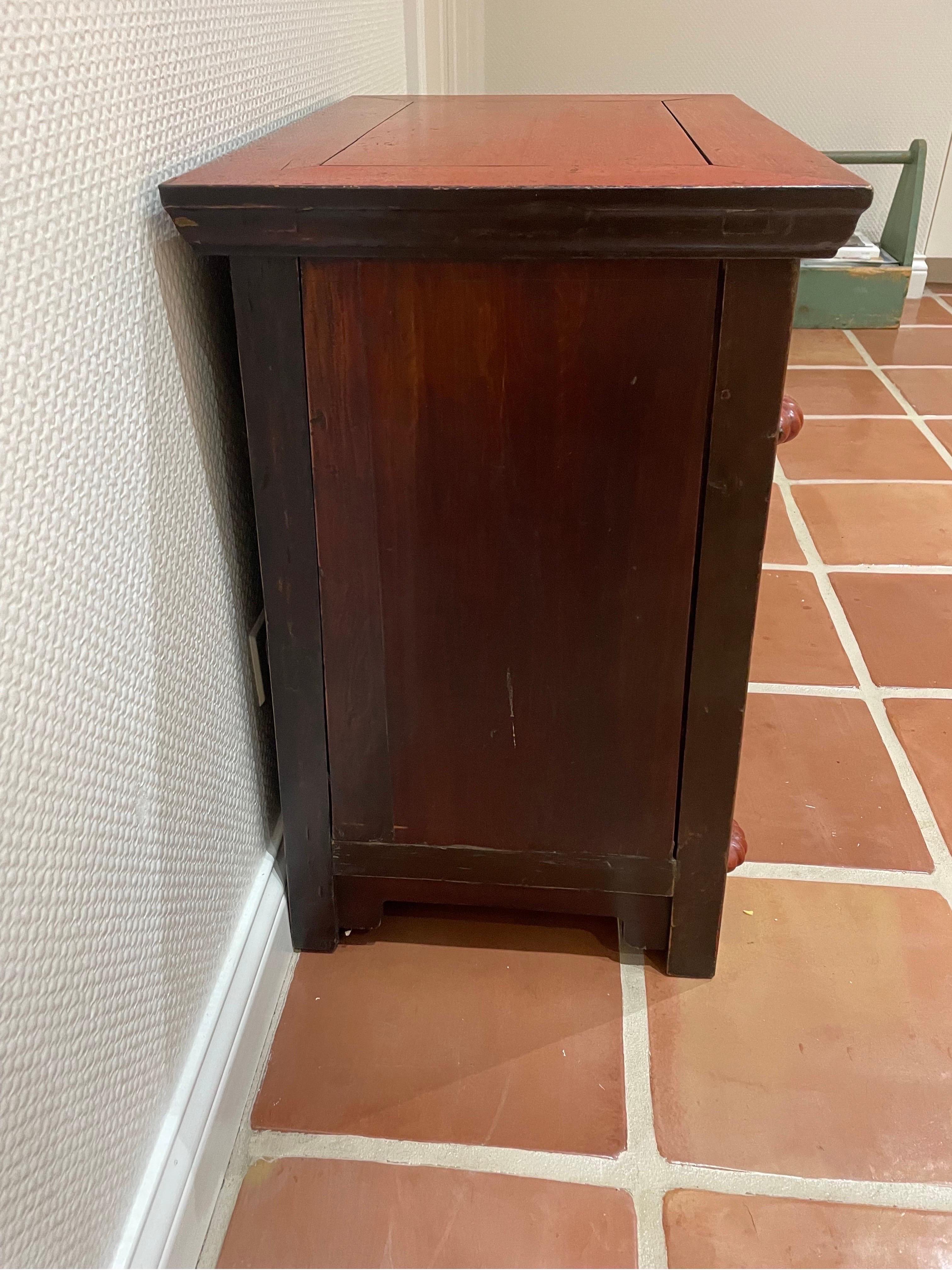 Asian style red small chest  In Good Condition For Sale In Chicago, IL